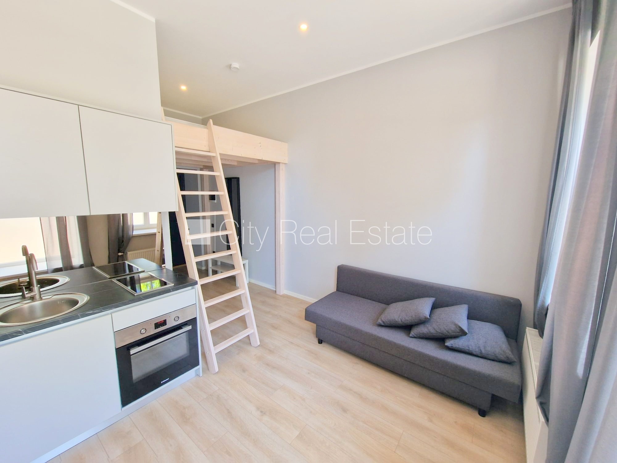 Sludinājumi. Fasādes māja, renovēta māja, slēgts pagalms, ieeja no ielas un pagalma, kāpņu telpa pēc kapitālā Cena: 340 EUR/mēn Foto #5