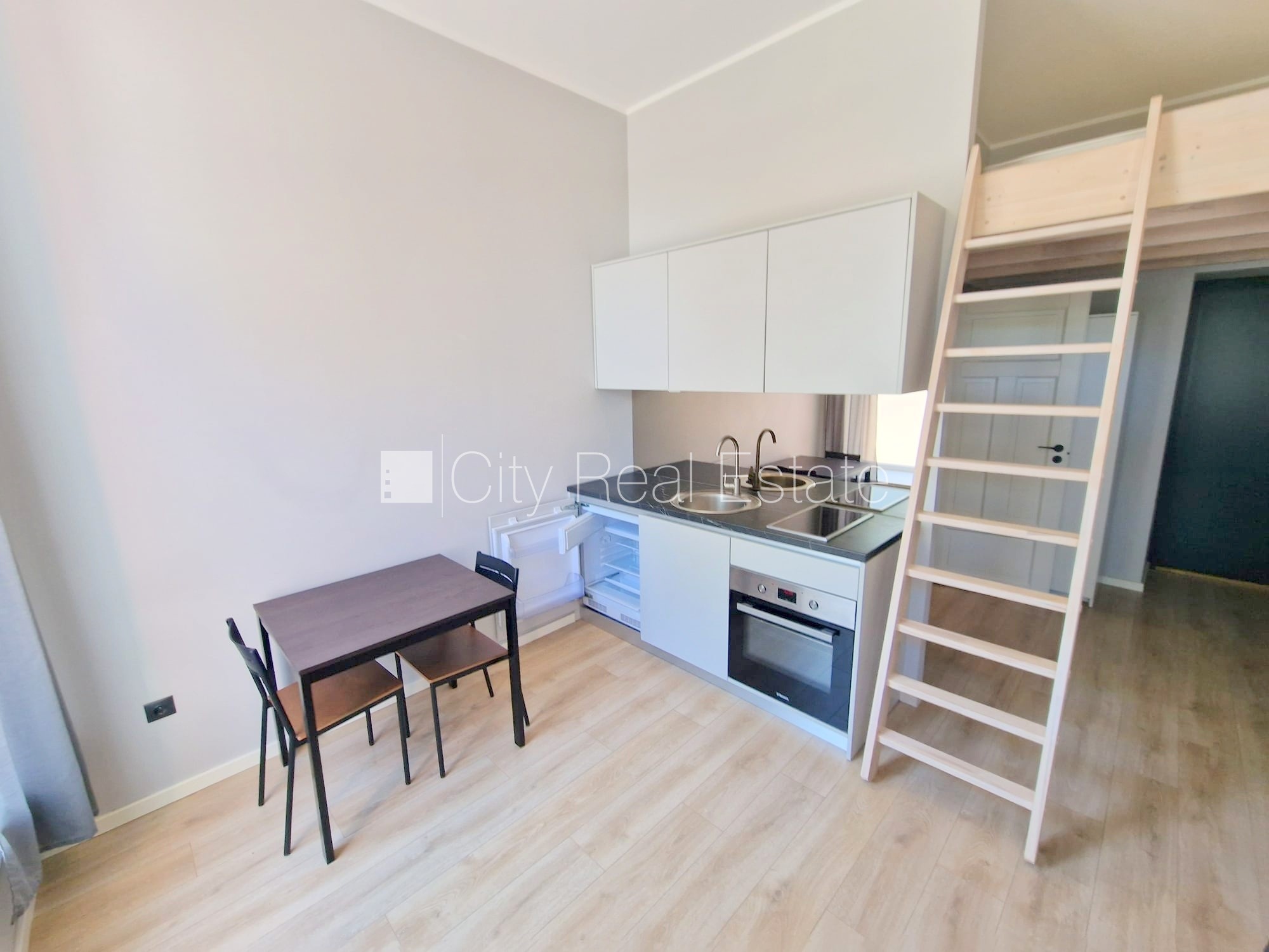 Sludinājumi. Fasādes māja, renovēta māja, slēgts pagalms, ieeja no ielas un pagalma, kāpņu telpa pēc kapitālā Cena: 340 EUR/mēn Foto #6