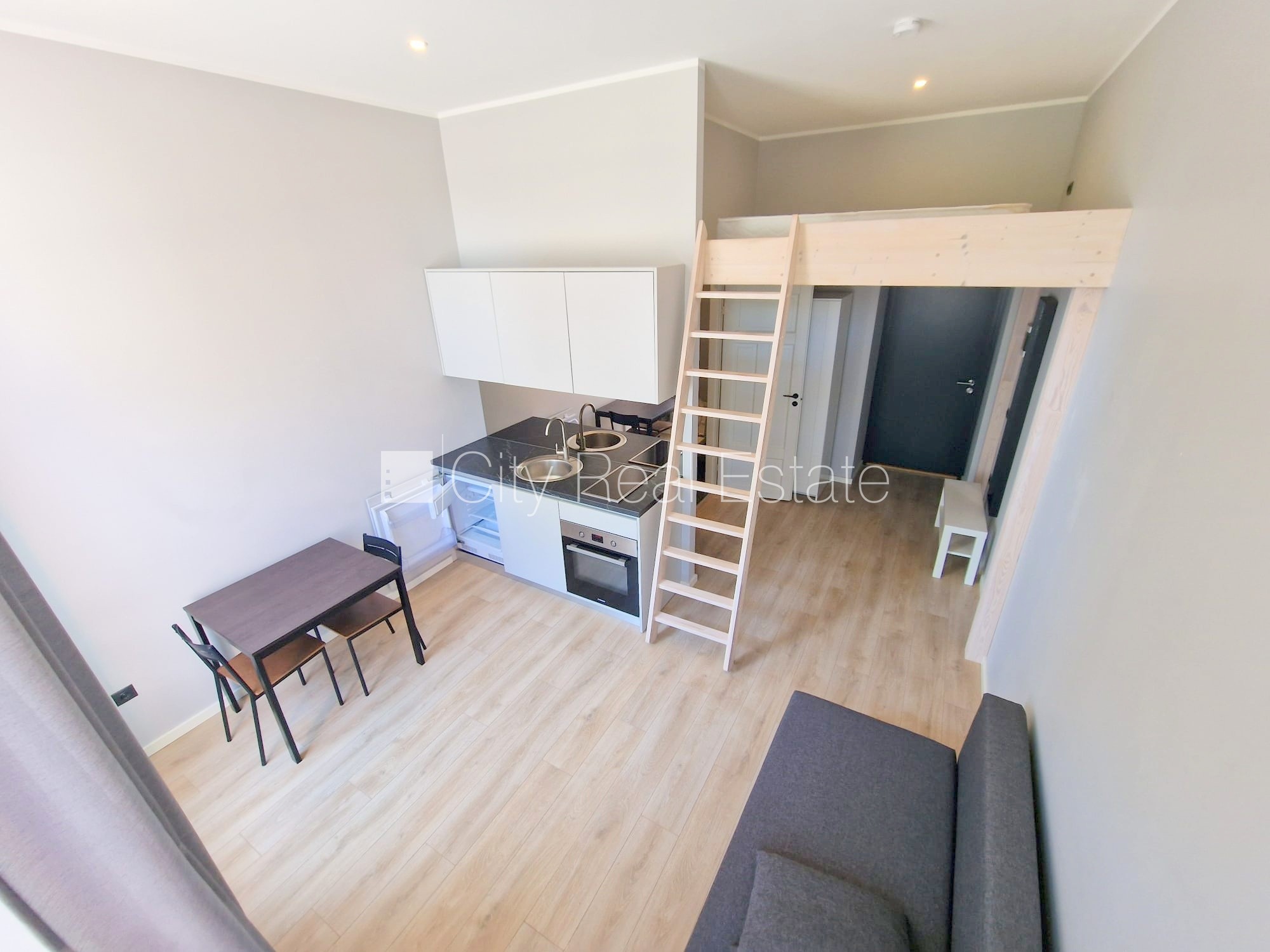 Sludinājumi. Fasādes māja, renovēta māja, slēgts pagalms, ieeja no ielas un pagalma, kāpņu telpa pēc kapitālā Cena: 340 EUR/mēn Foto #1