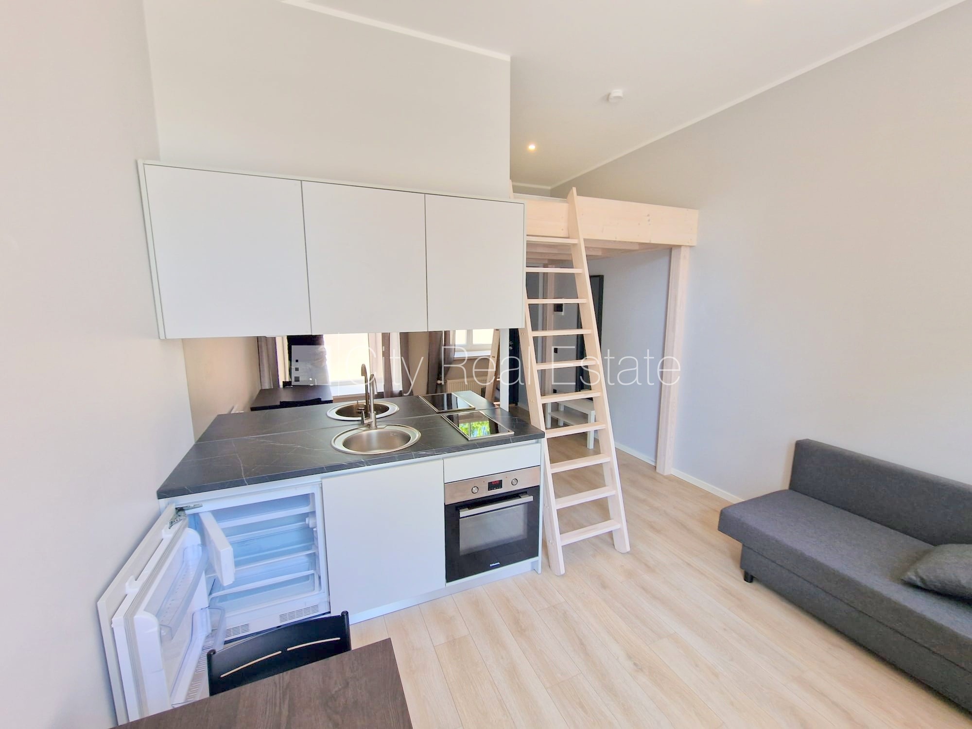 Sludinājumi. Fasādes māja, renovēta māja, slēgts pagalms, ieeja no ielas un pagalma, kāpņu telpa pēc kapitālā Cena: 340 EUR/mēn Foto #3