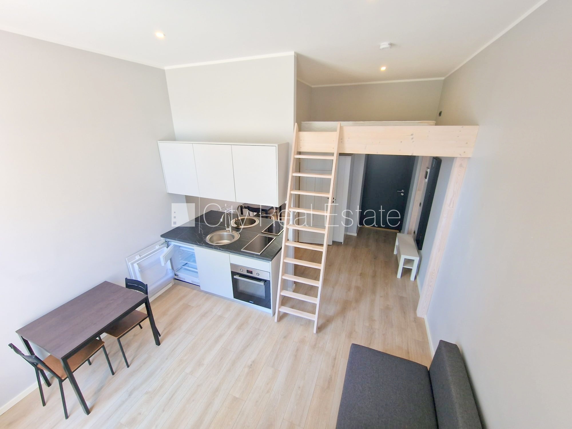 Sludinājumi. Fasādes māja, renovēta māja, slēgts pagalms, ieeja no ielas un pagalma, kāpņu telpa pēc kapitālā Cena: 340 EUR/mēn Foto #4