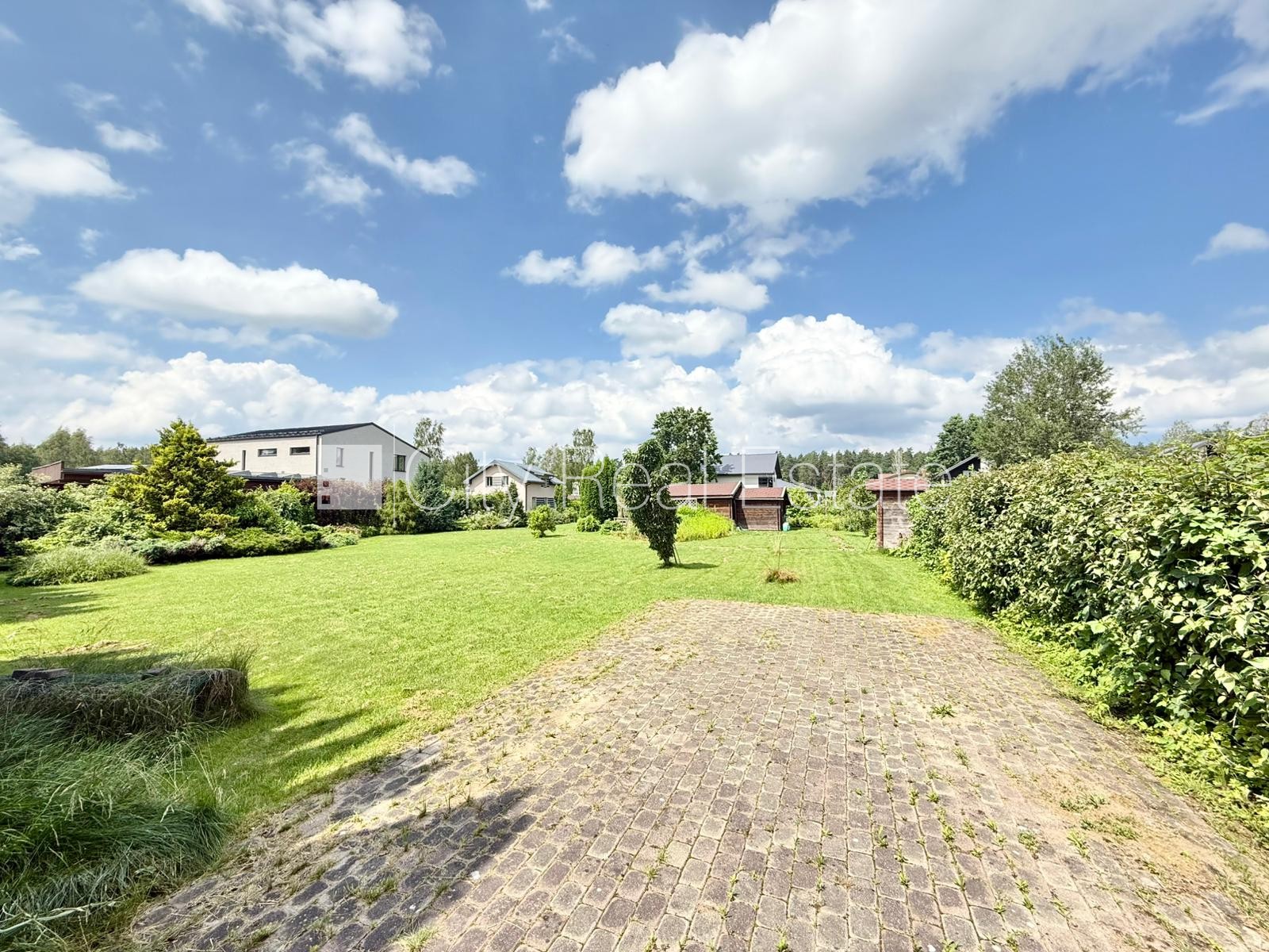 Sludinājumi. Labiekārtota apzaļumota teritorija, iežogota teritorija ar metāla sētu, jaunizveidotā privātmāju Cena: 72000 EUR Foto #1