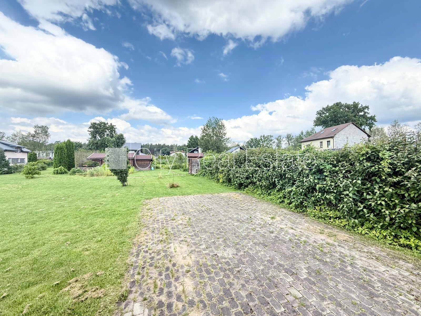 Sludinājumi. Labiekārtota apzaļumota teritorija, iežogota teritorija ar metāla sētu, jaunizveidotā privātmāju Cena: 72000 EUR Foto #2