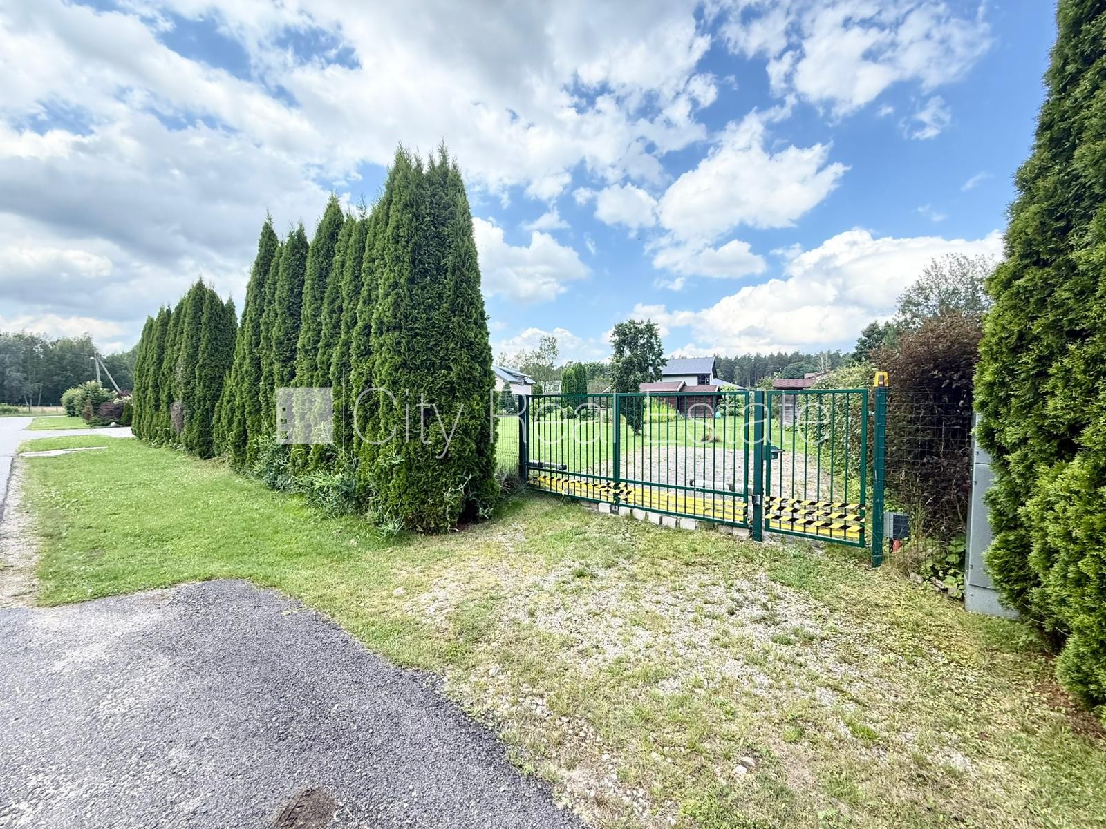 Sludinājumi. Labiekārtota apzaļumota teritorija, iežogota teritorija ar metāla sētu, jaunizveidotā privātmāju Cena: 72000 EUR Foto #3
