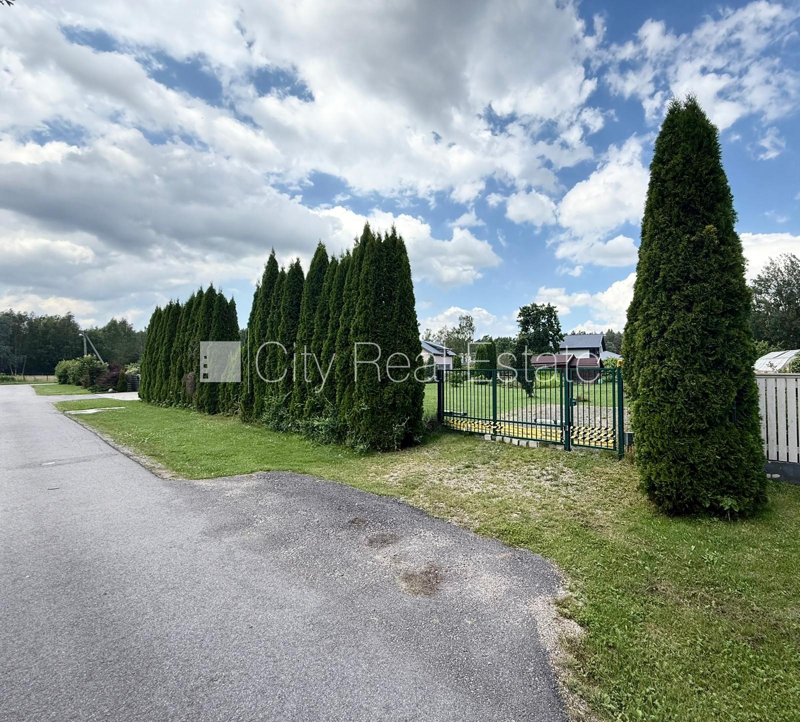 Sludinājumi. Labiekārtota apzaļumota teritorija, iežogota teritorija ar metāla sētu, jaunizveidotā privātmāju Cena: 72000 EUR Foto #4