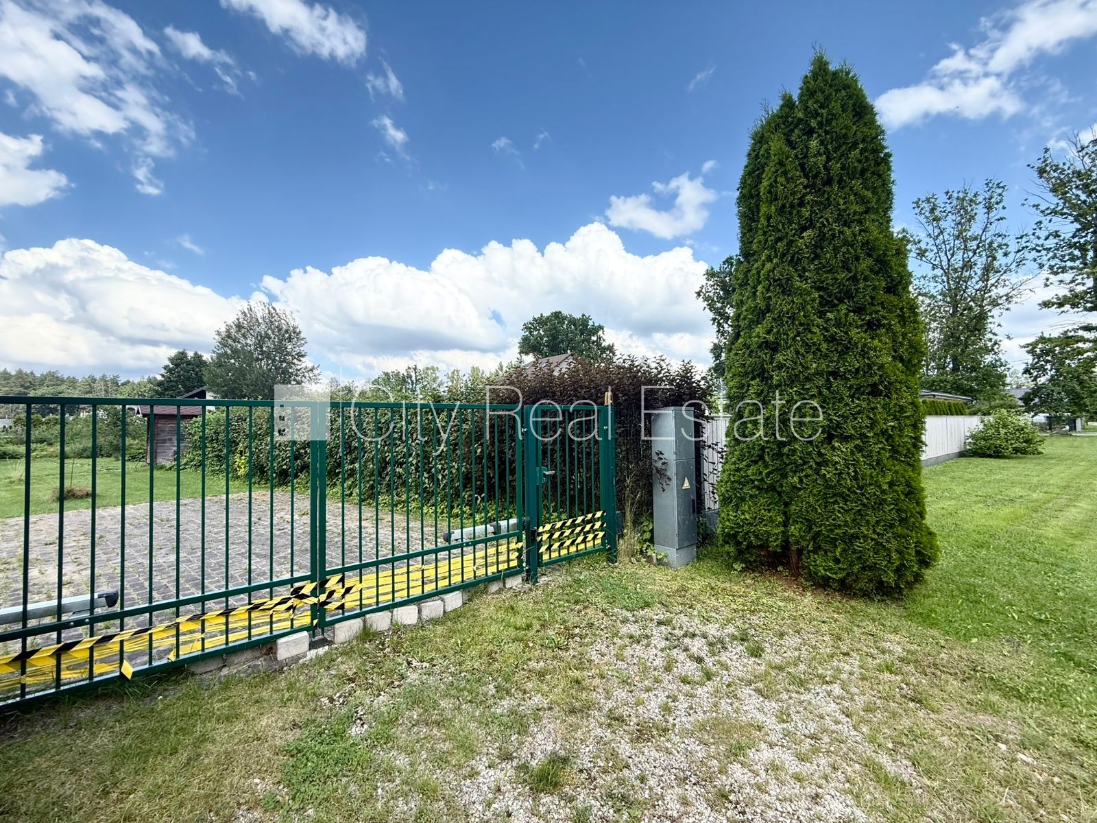 Sludinājumi. Labiekārtota apzaļumota teritorija, iežogota teritorija ar metāla sētu, jaunizveidotā privātmāju Cena: 72000 EUR Foto #5