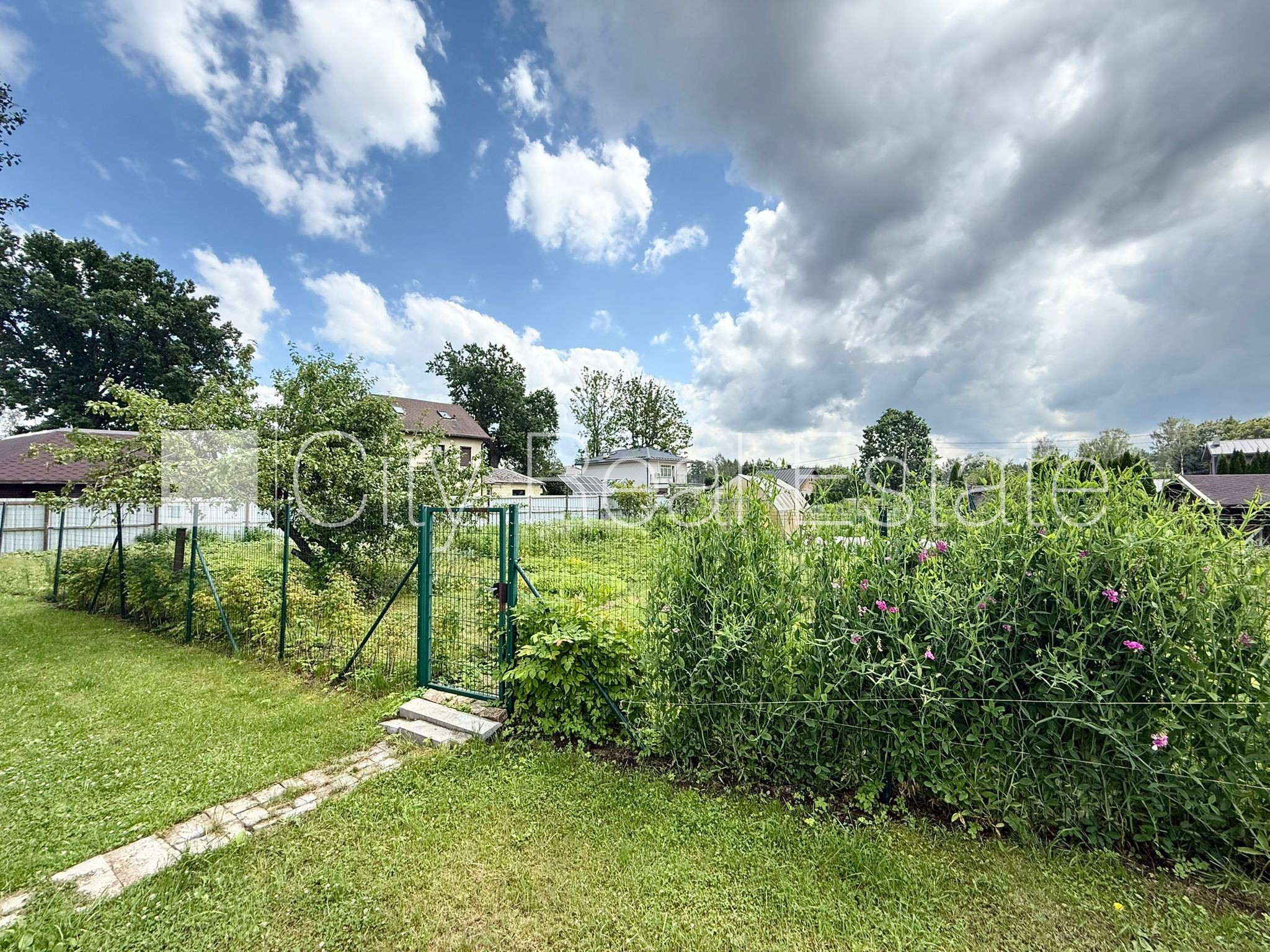 Sludinājumi. Labiekārtota apzaļumota teritorija, iežogota teritorija ar metāla sētu, jaunizveidotā privātmāju Cena: 72000 EUR Foto #9