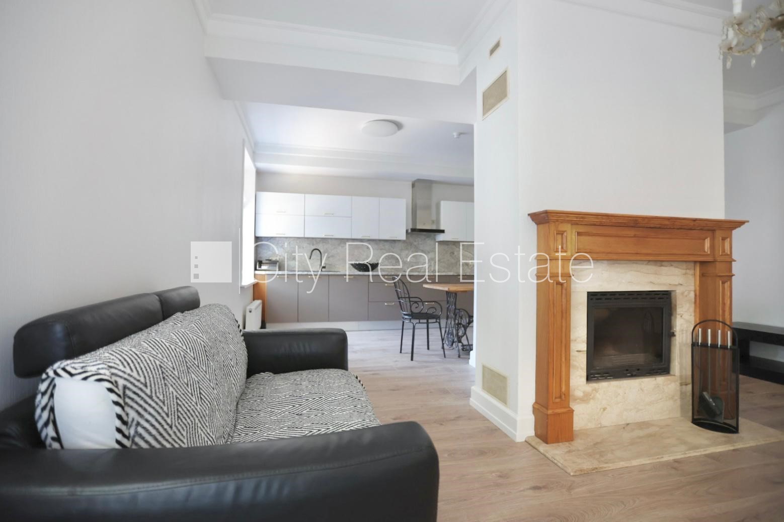 Sludinājumi. Privātmāja, renovēta māja, vieta automašīnai, teritorijas stāvlaukums noklāts ar bruģakmens segumu, Cena: 240000 EUR Foto #2