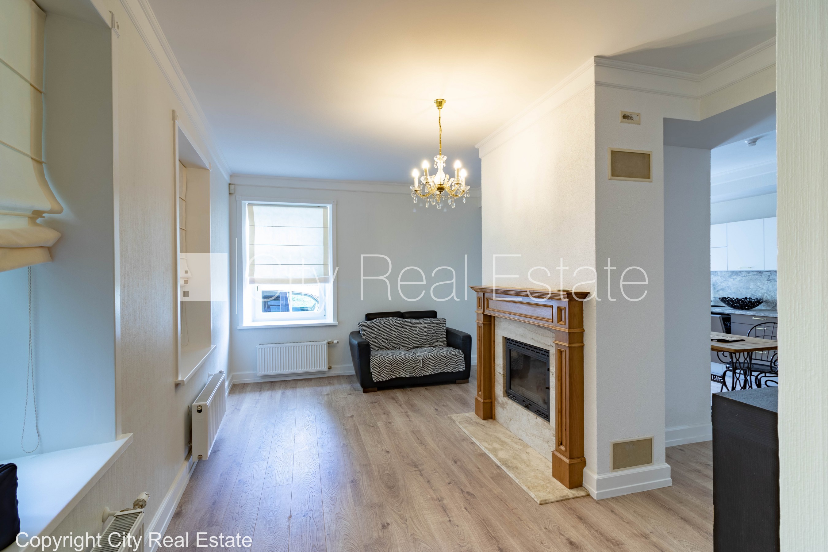 Sludinājumi. Privātmāja, renovēta māja, vieta automašīnai, teritorijas stāvlaukums noklāts ar bruģakmens segumu, Cena: 240000 EUR Foto #3