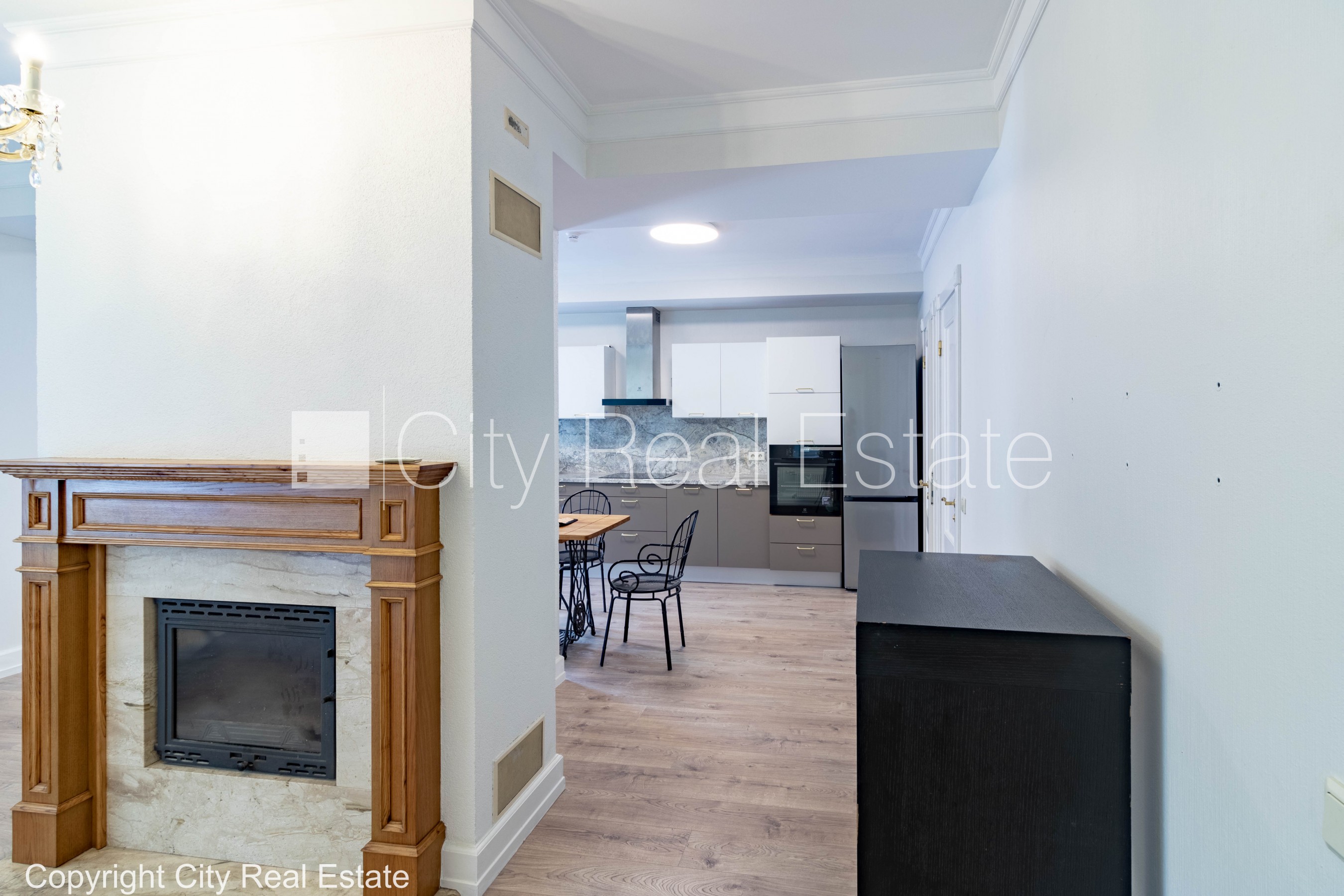 Sludinājumi. Privātmāja, renovēta māja, vieta automašīnai, teritorijas stāvlaukums noklāts ar bruģakmens segumu, Cena: 240000 EUR Foto #4