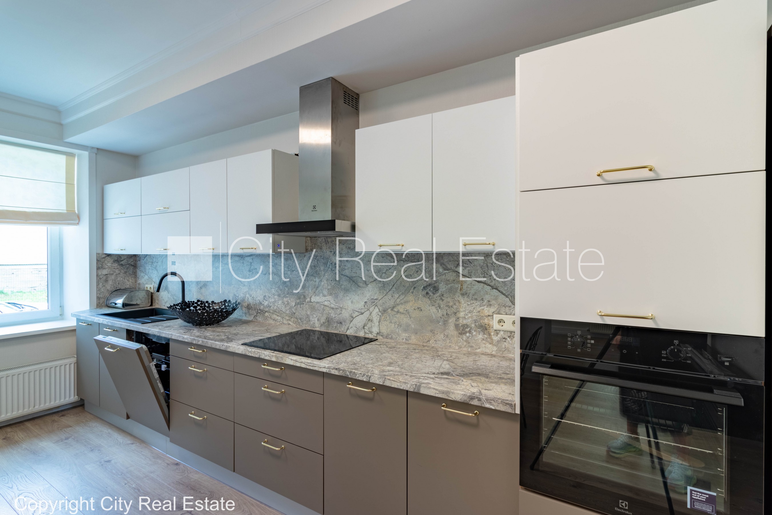 Sludinājumi. Privātmāja, renovēta māja, vieta automašīnai, teritorijas stāvlaukums noklāts ar bruģakmens segumu, Cena: 240000 EUR Foto #7