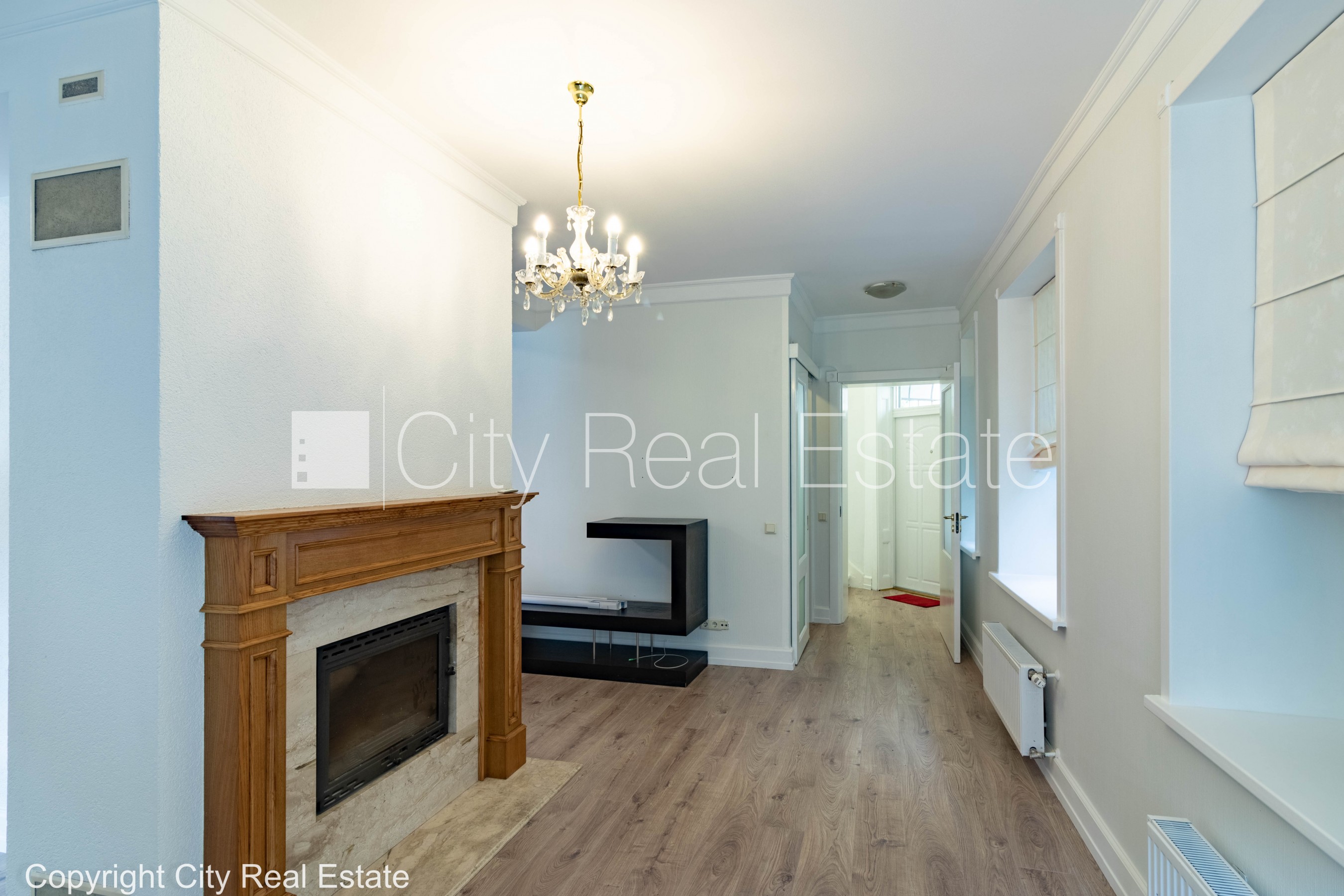 Sludinājumi. Privātmāja, renovēta māja, vieta automašīnai, teritorijas stāvlaukums noklāts ar bruģakmens segumu, Cena: 240000 EUR Foto #5