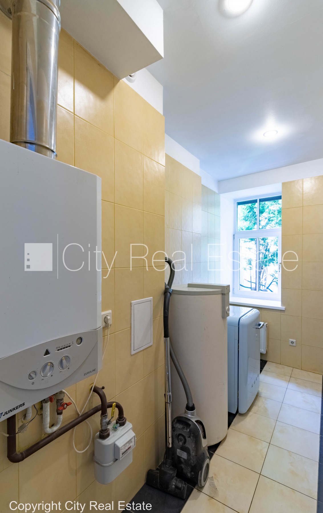 Sludinājumi. Privātmāja, renovēta māja, vieta automašīnai, teritorijas stāvlaukums noklāts ar bruģakmens segumu, Cena: 240000 EUR Foto #9