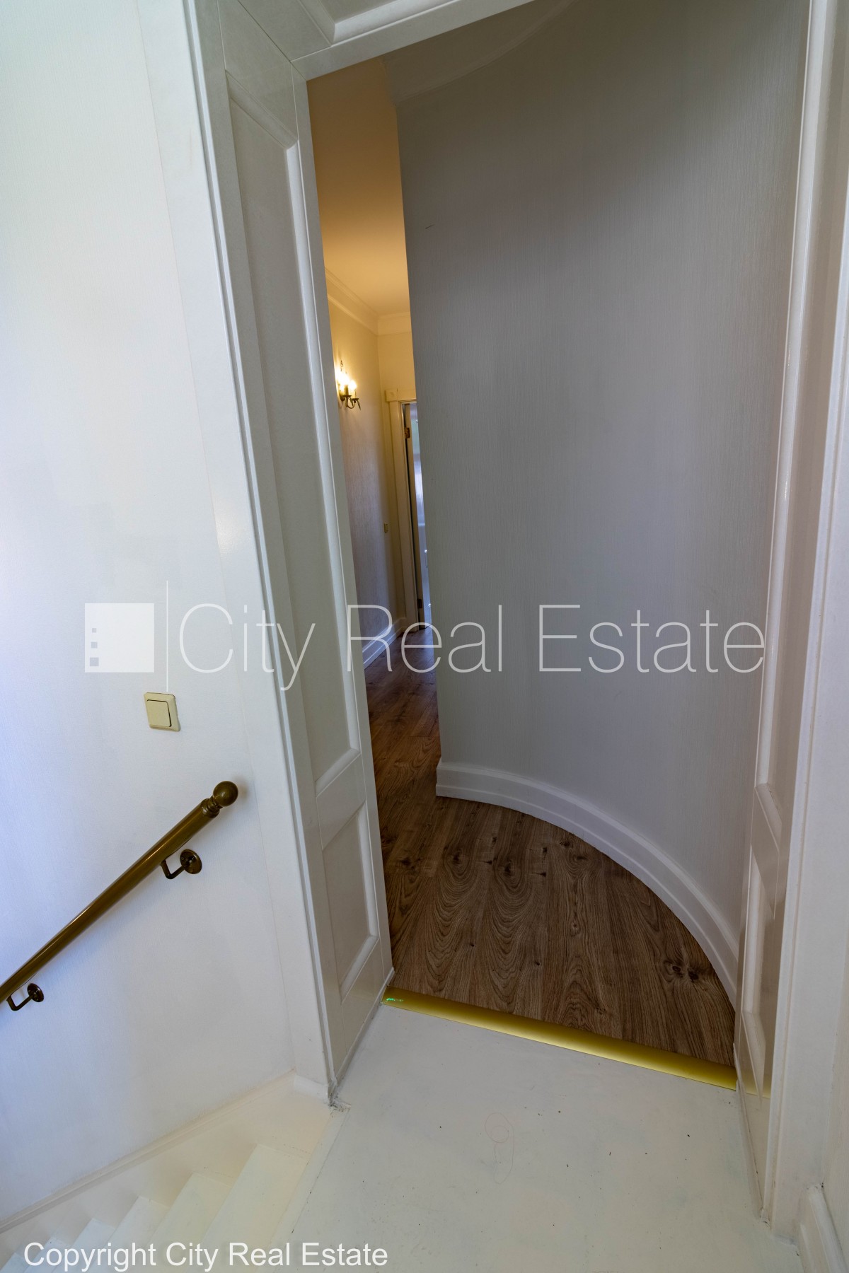 Sludinājumi. Privātmāja, renovēta māja, vieta automašīnai, teritorijas stāvlaukums noklāts ar bruģakmens segumu, Cena: 240000 EUR Foto #14