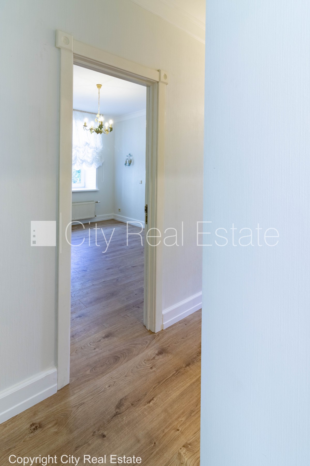 Sludinājumi. Privātmāja, renovēta māja, vieta automašīnai, teritorijas stāvlaukums noklāts ar bruģakmens segumu, Cena: 240000 EUR Foto #15