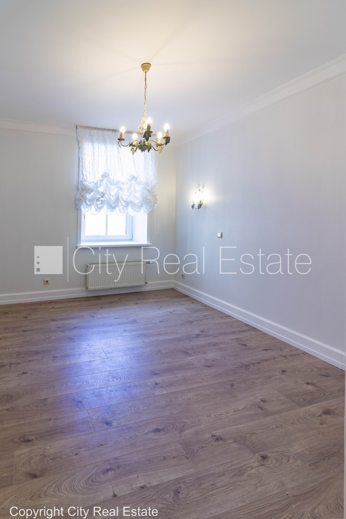 Sludinājumi. Privātmāja, renovēta māja, vieta automašīnai, teritorijas stāvlaukums noklāts ar bruģakmens segumu, Cena: 240000 EUR Foto #16