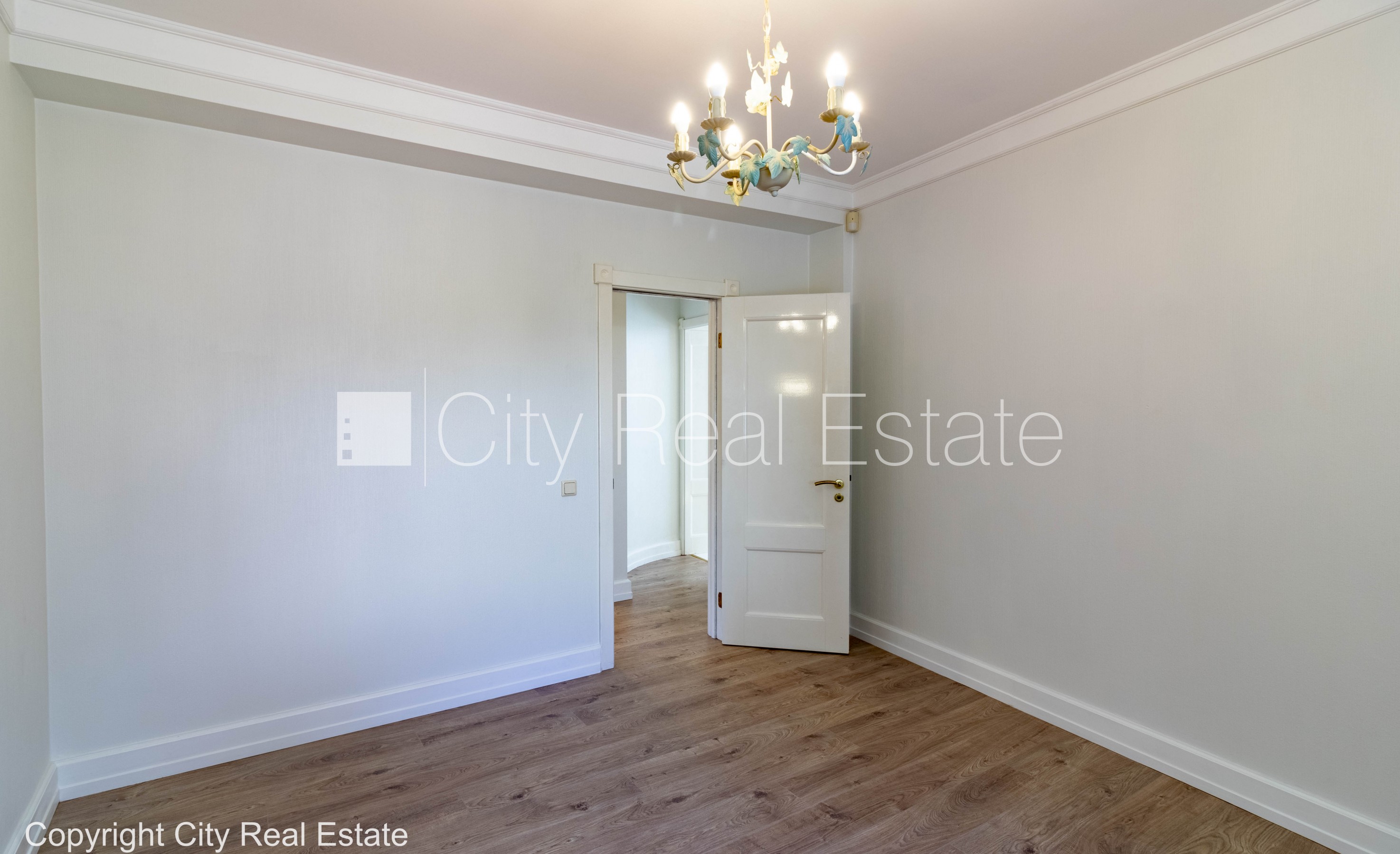 Sludinājumi. Privātmāja, renovēta māja, vieta automašīnai, teritorijas stāvlaukums noklāts ar bruģakmens segumu, Cena: 240000 EUR Foto #17