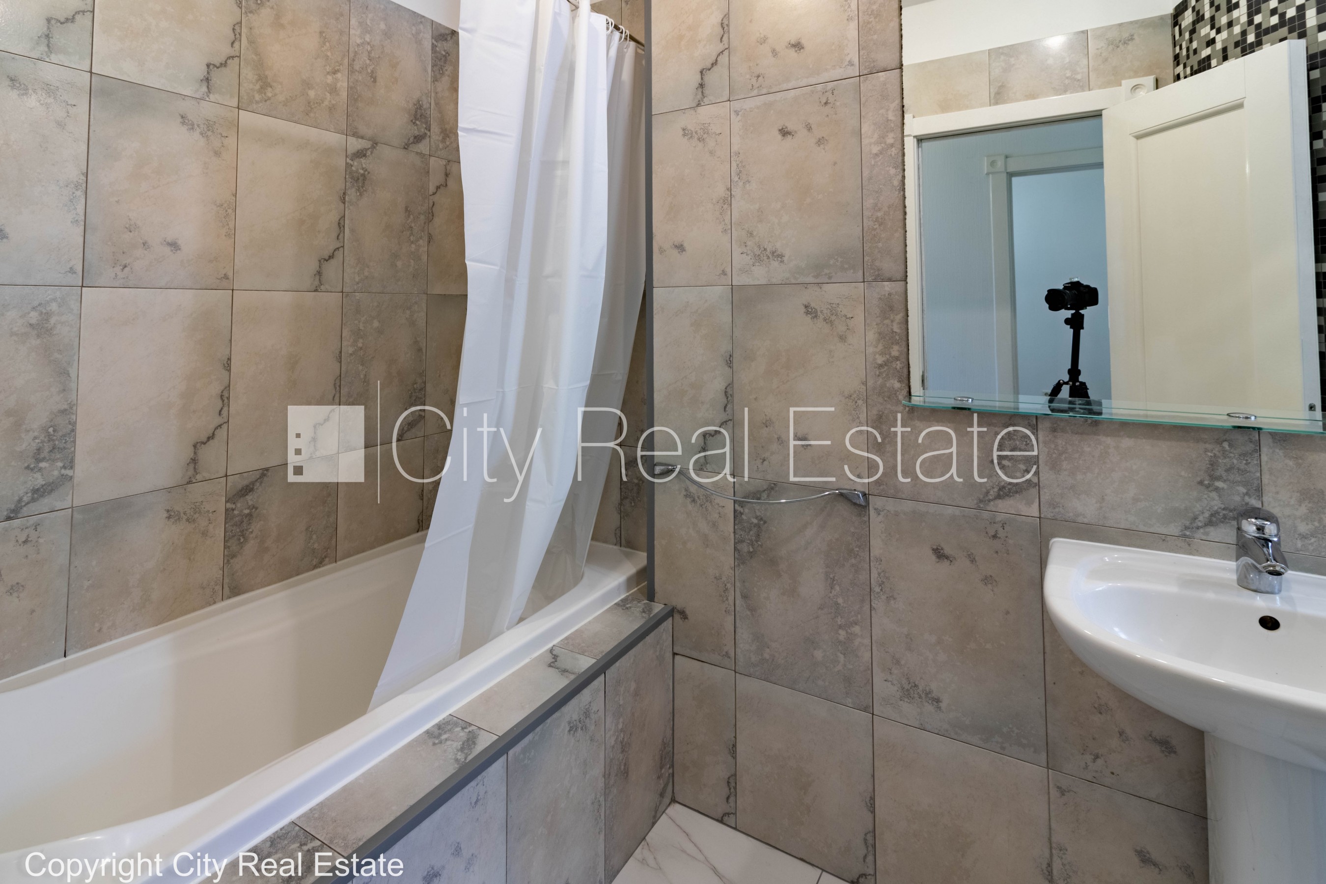 Sludinājumi. Privātmāja, renovēta māja, vieta automašīnai, teritorijas stāvlaukums noklāts ar bruģakmens segumu, Cena: 240000 EUR Foto #23