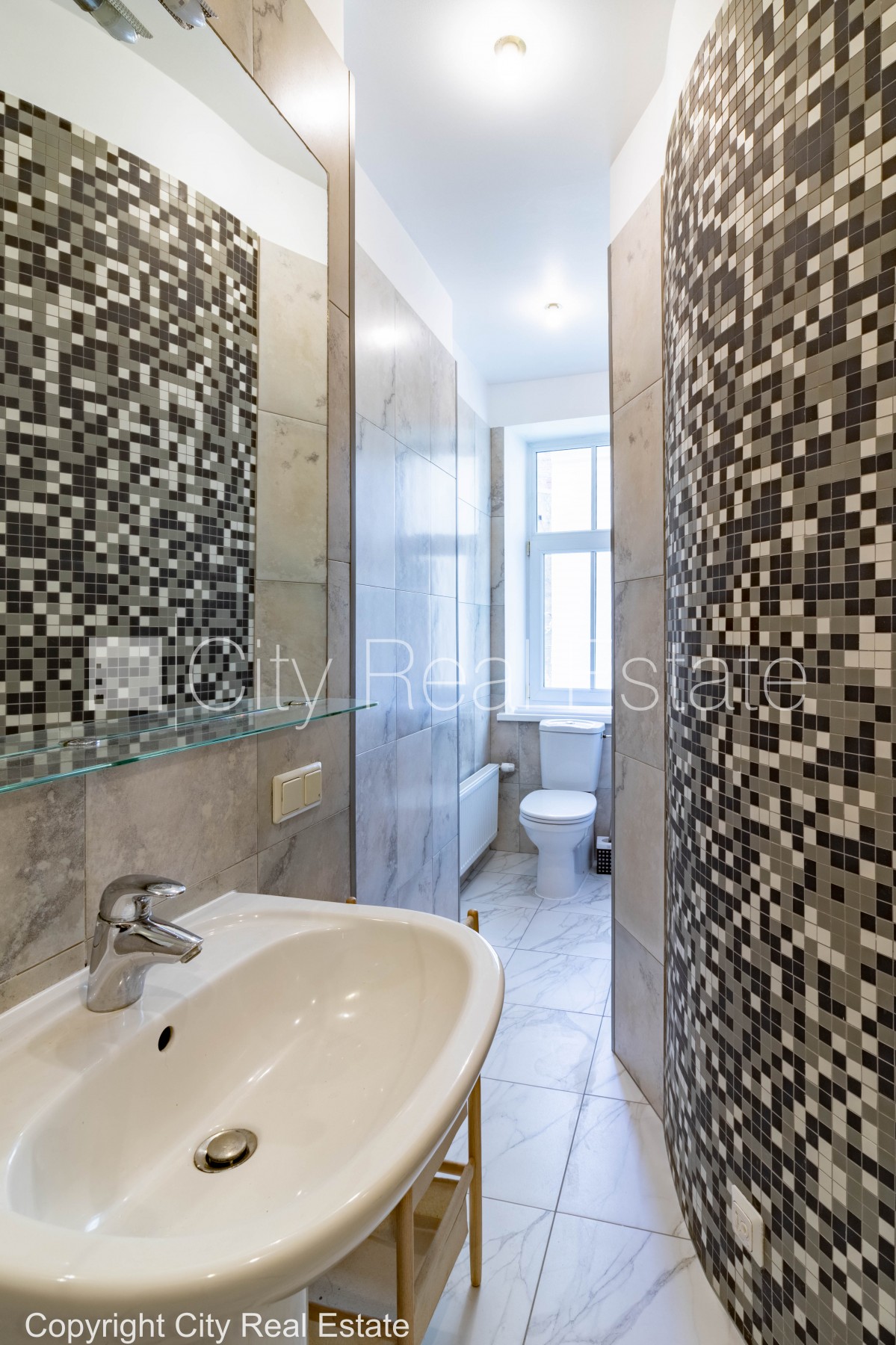 Sludinājumi. Privātmāja, renovēta māja, vieta automašīnai, teritorijas stāvlaukums noklāts ar bruģakmens segumu, Cena: 240000 EUR Foto #24