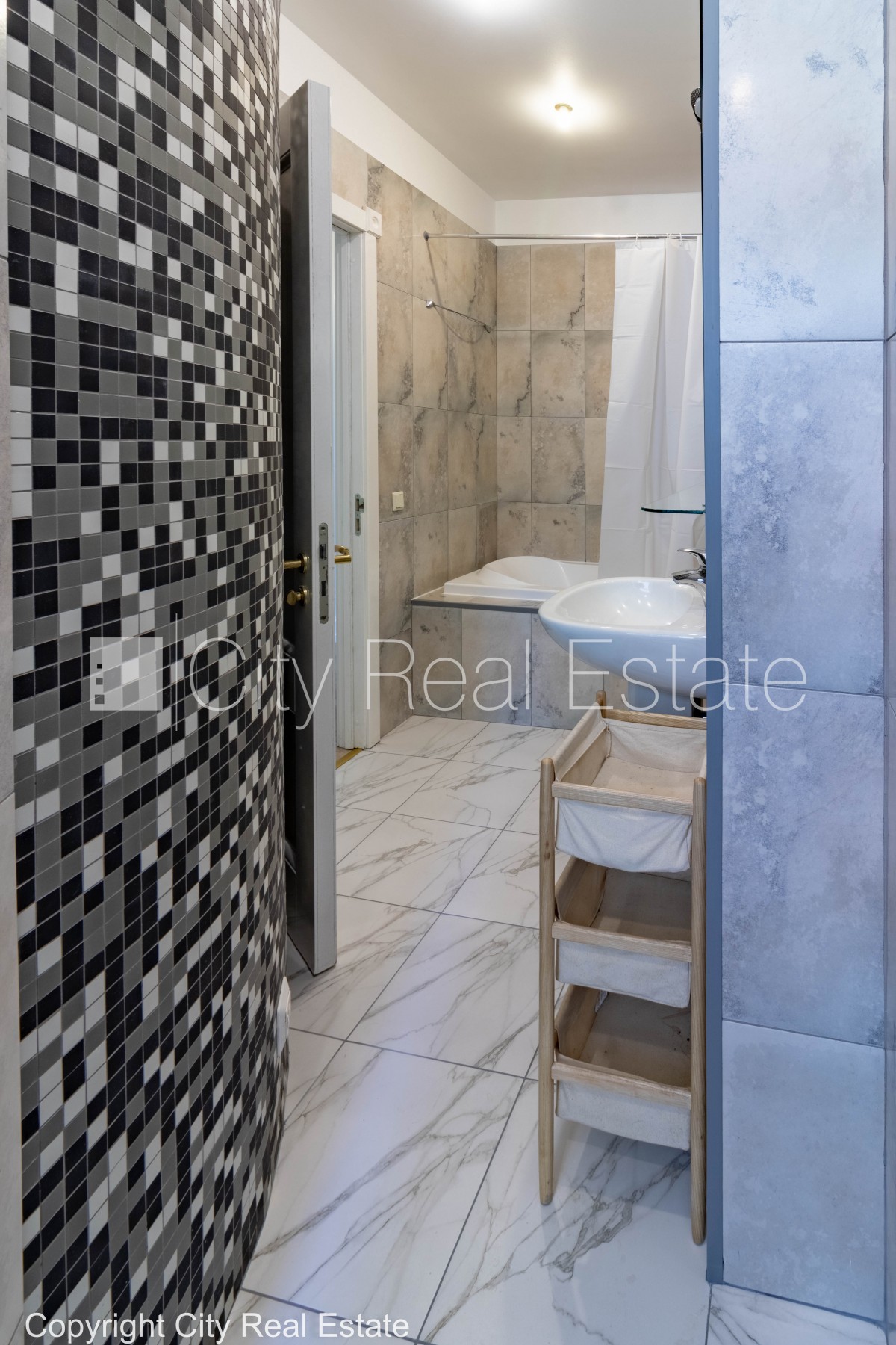 Sludinājumi. Privātmāja, renovēta māja, vieta automašīnai, teritorijas stāvlaukums noklāts ar bruģakmens segumu, Cena: 240000 EUR Foto #25