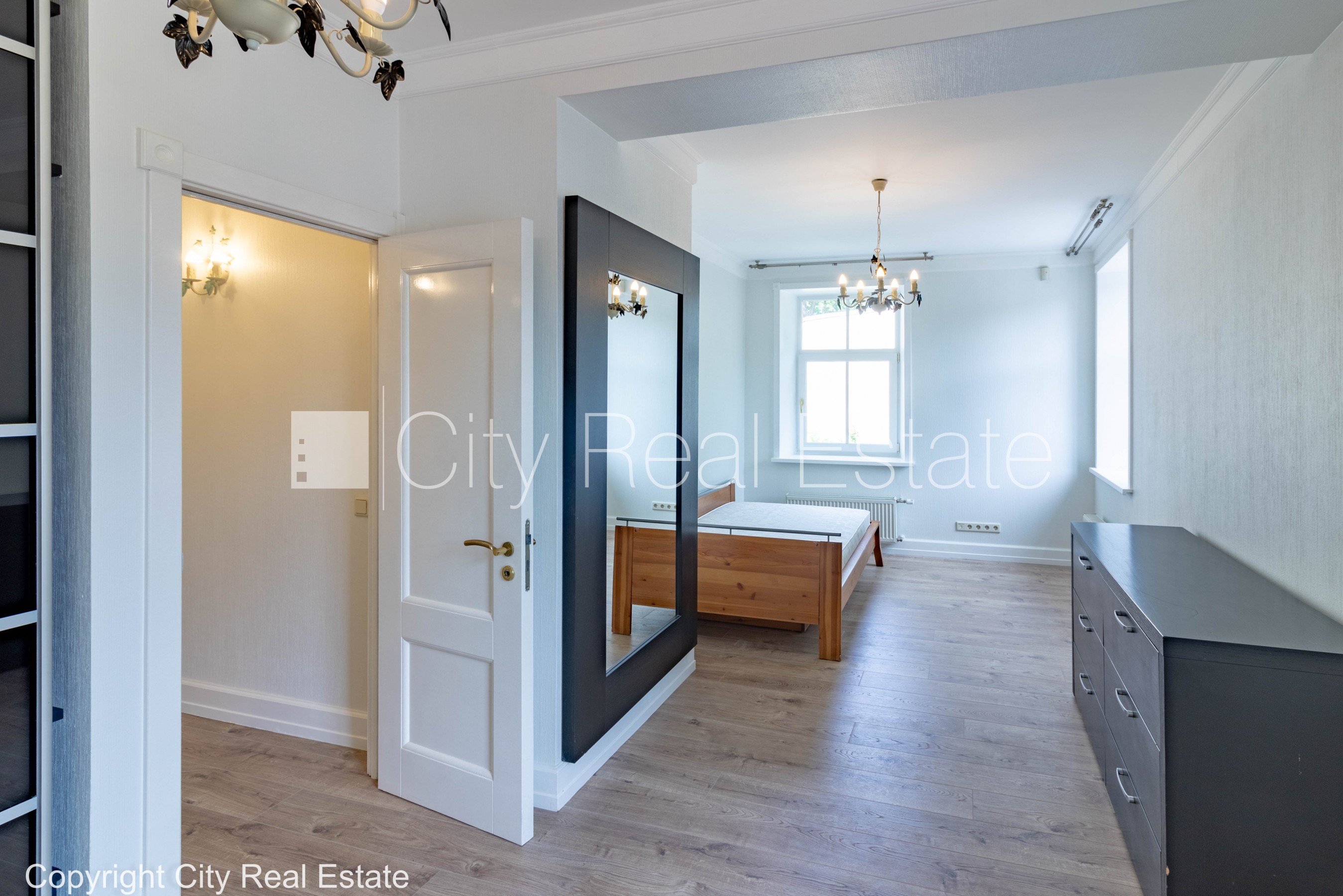 Sludinājumi. Privātmāja, renovēta māja, vieta automašīnai, teritorijas stāvlaukums noklāts ar bruģakmens segumu, Cena: 240000 EUR Foto #18