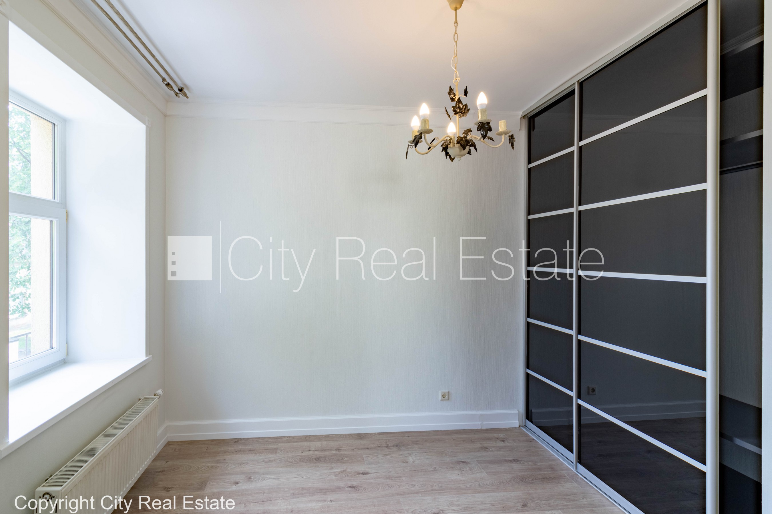 Sludinājumi. Privātmāja, renovēta māja, vieta automašīnai, teritorijas stāvlaukums noklāts ar bruģakmens segumu, Cena: 240000 EUR Foto #22