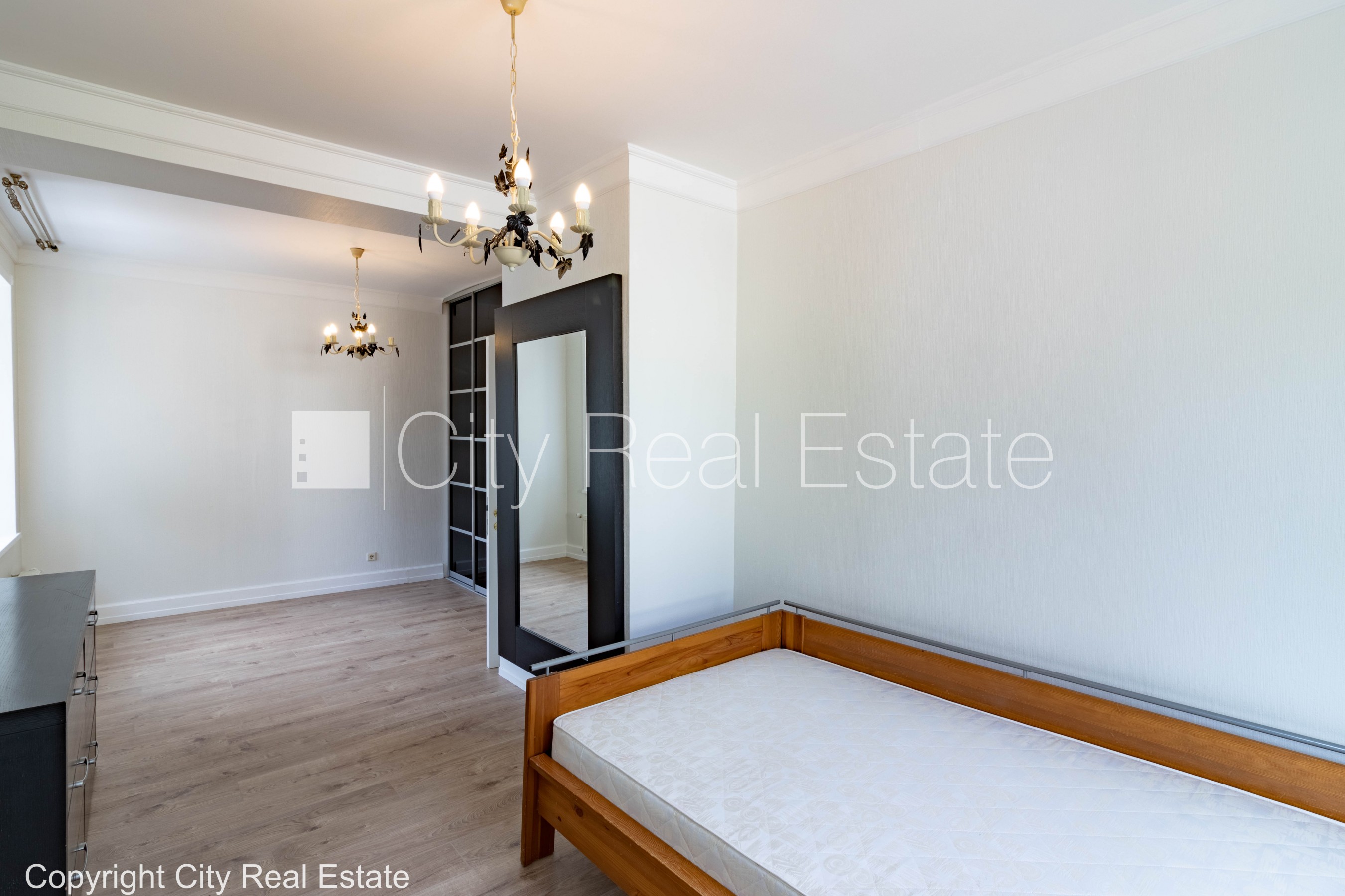 Sludinājumi. Privātmāja, renovēta māja, vieta automašīnai, teritorijas stāvlaukums noklāts ar bruģakmens segumu, Cena: 240000 EUR Foto #19