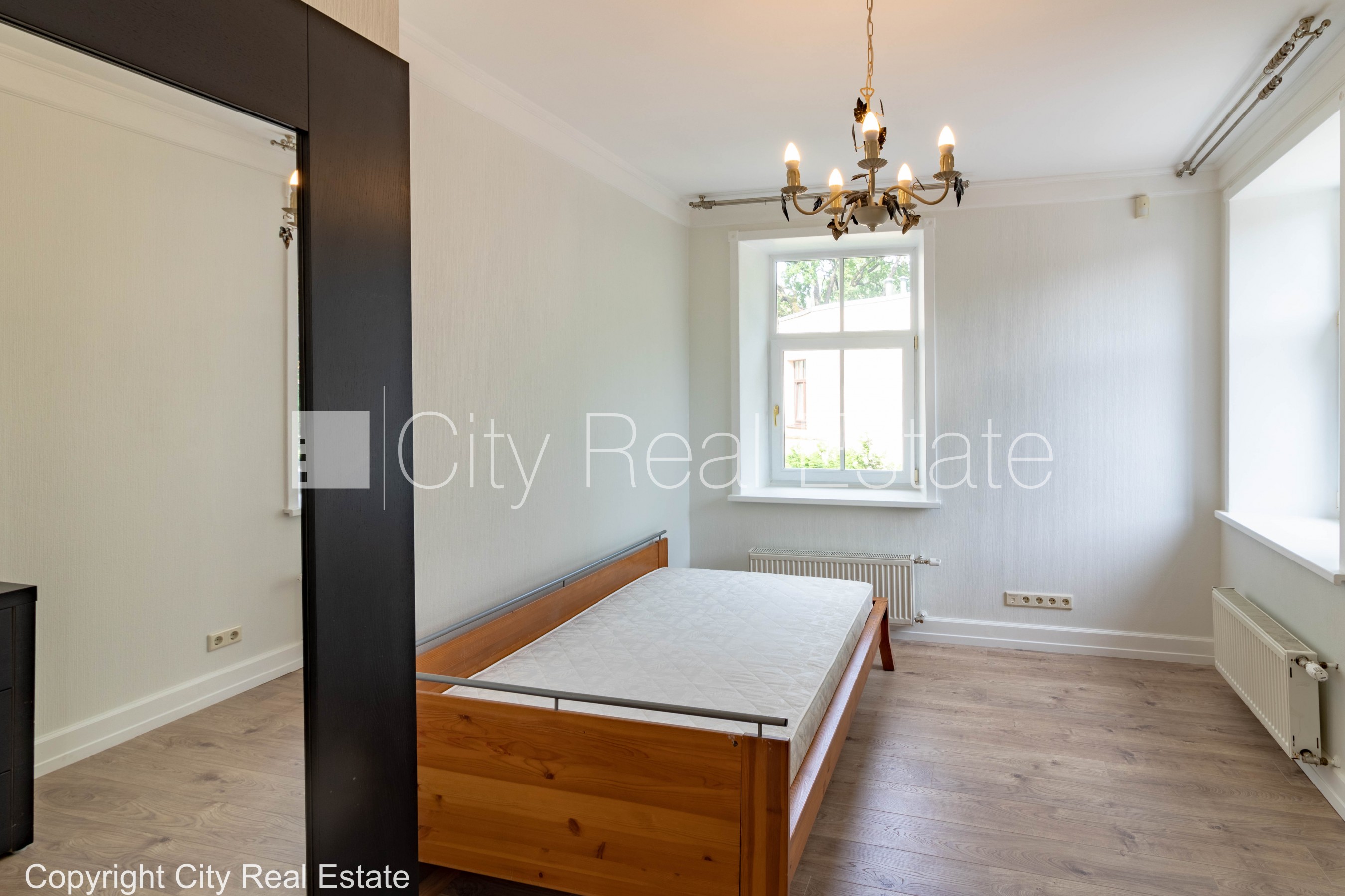 Sludinājumi. Privātmāja, renovēta māja, vieta automašīnai, teritorijas stāvlaukums noklāts ar bruģakmens segumu, Cena: 240000 EUR Foto #20