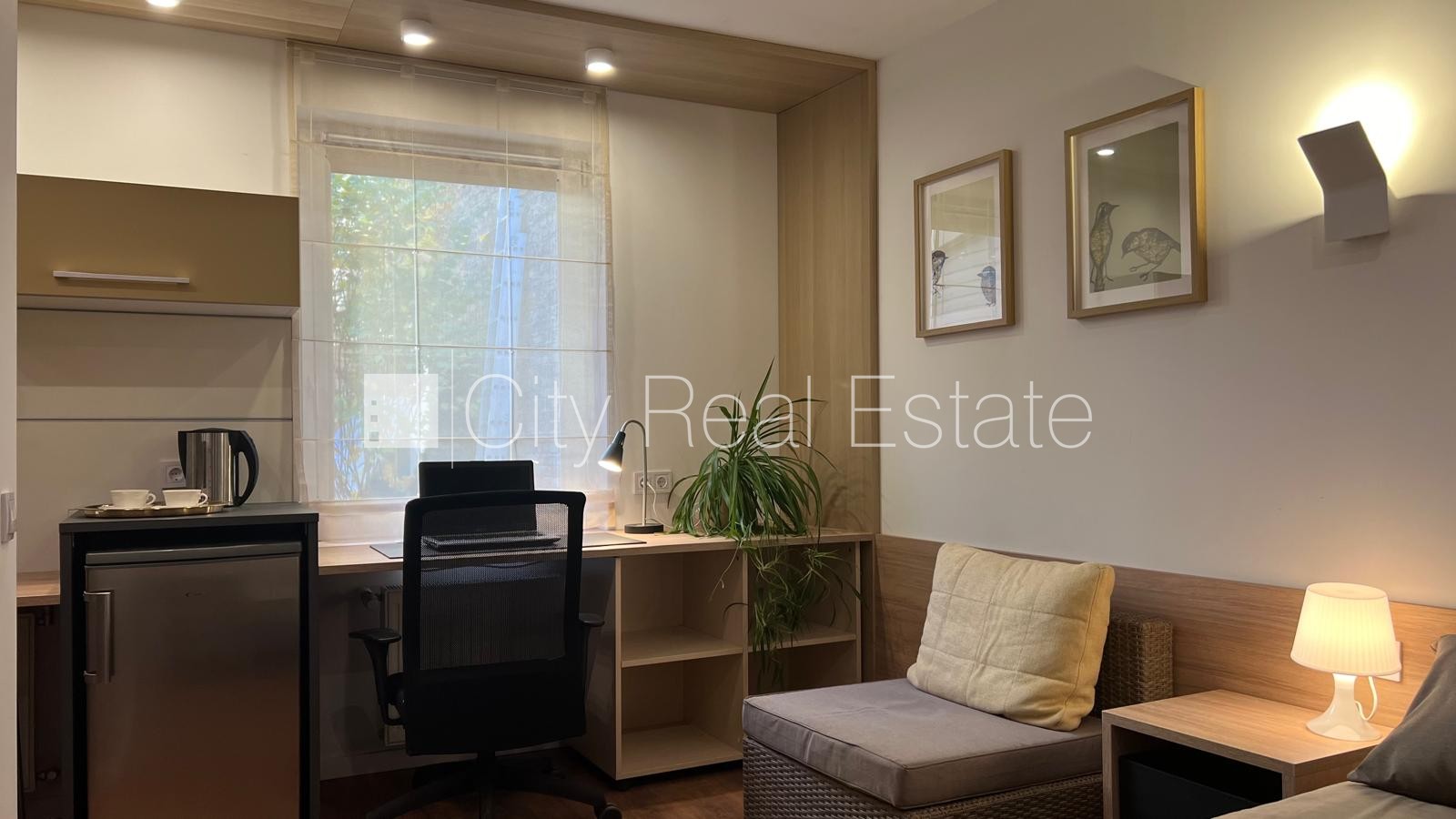 Sludinājumi. Fasādes māja, renovēta māja, labiekārtots apzaļumots pagalms, ieeja no ielas, studio tipa, virtuve Cena: 400 EUR/mēn Foto #2