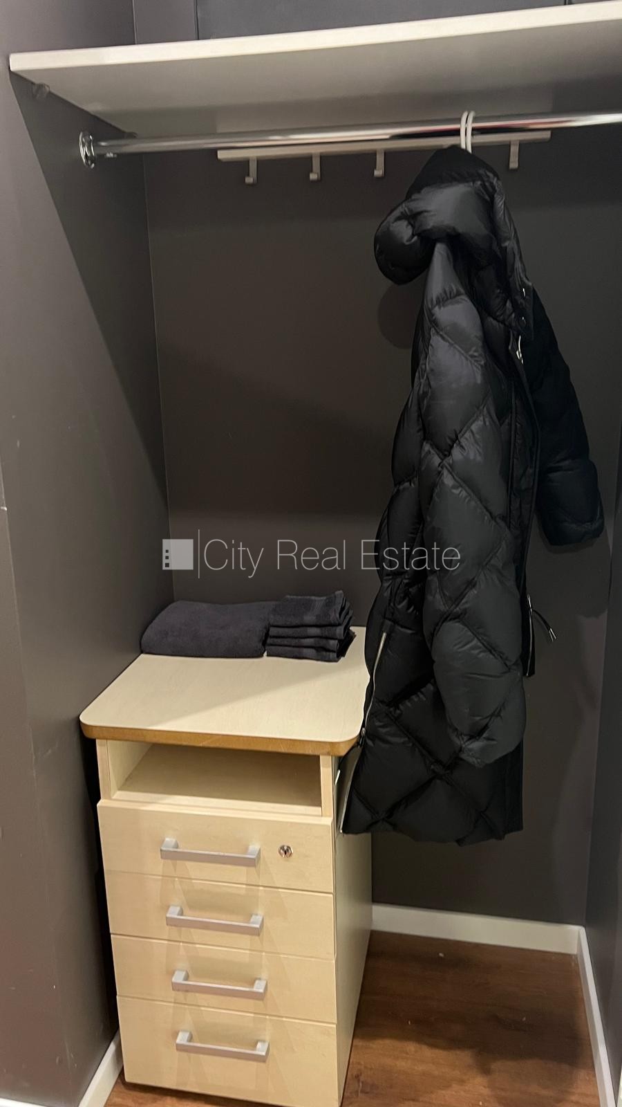 Sludinājumi. Fasādes māja, renovēta māja, labiekārtots apzaļumots pagalms, ieeja no ielas, studio tipa, virtuve Cena: 400 EUR/mēn Foto #12