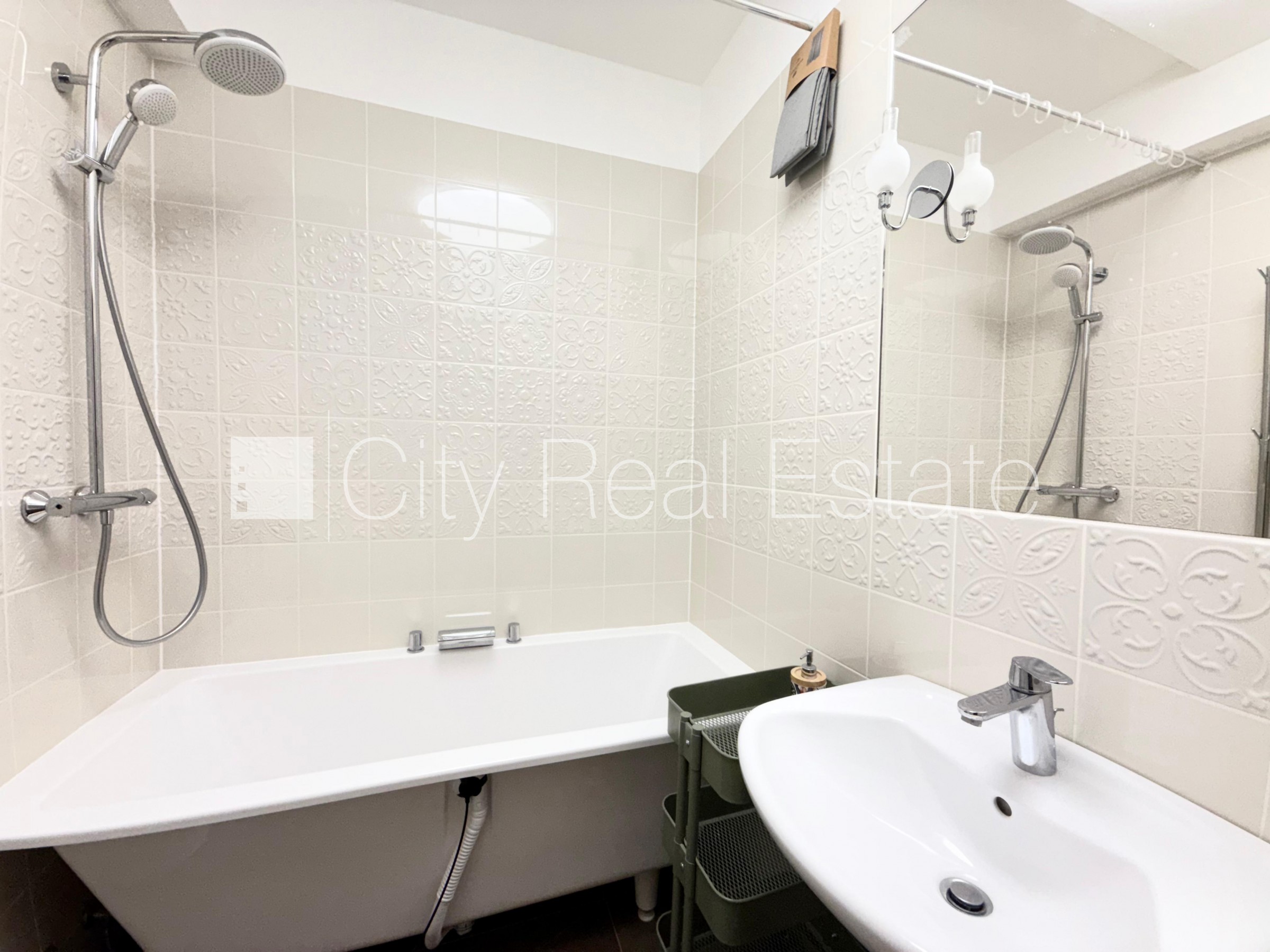 Sludinājumi. Pagalma māja, renovēta māja, labiekārtota apzaļumota teritorija, slēgts pagalms, teritorijas Cena: 750 EUR/mēn Foto #14