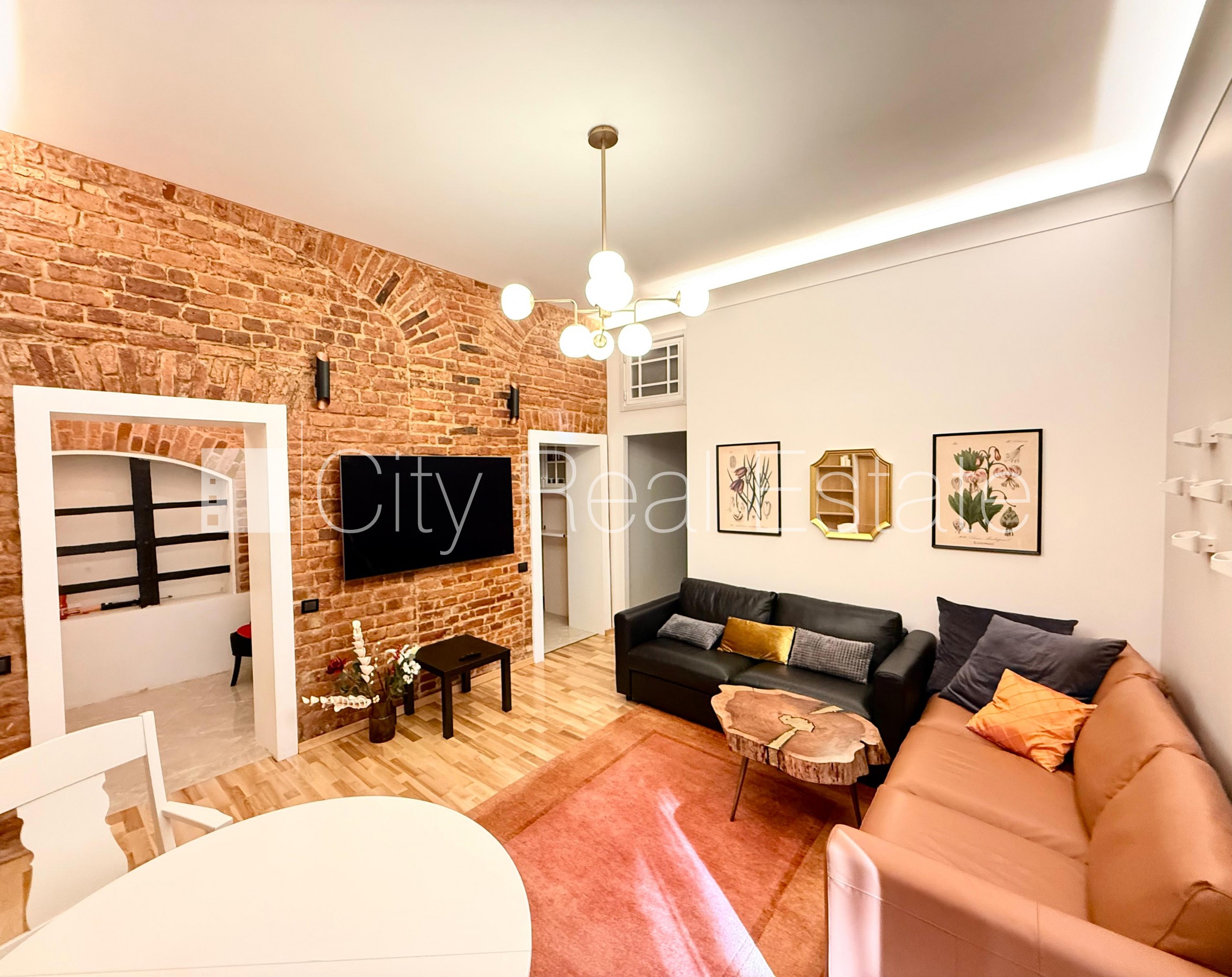 Sludinājumi. Pagalma māja, renovēta māja, labiekārtota apzaļumota teritorija, slēgts pagalms, teritorijas Cena: 750 EUR/mēn Foto #1