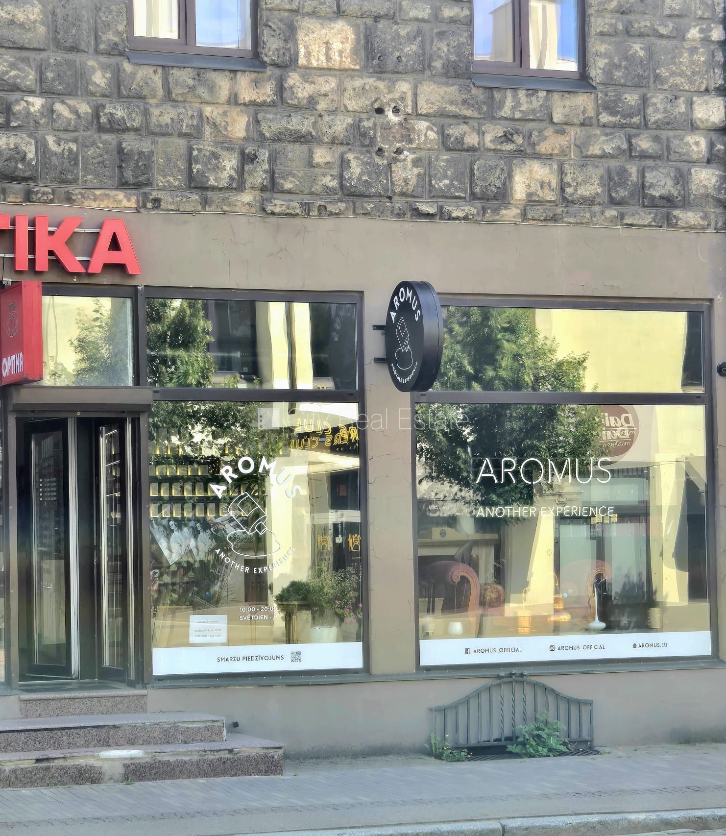 Объявление. Фасадный дом, два входа, газовое отопление, большие витрины, туалет 2,2 м2, проходные / сквозные Цена: 880 EUR/мес. Foto #10