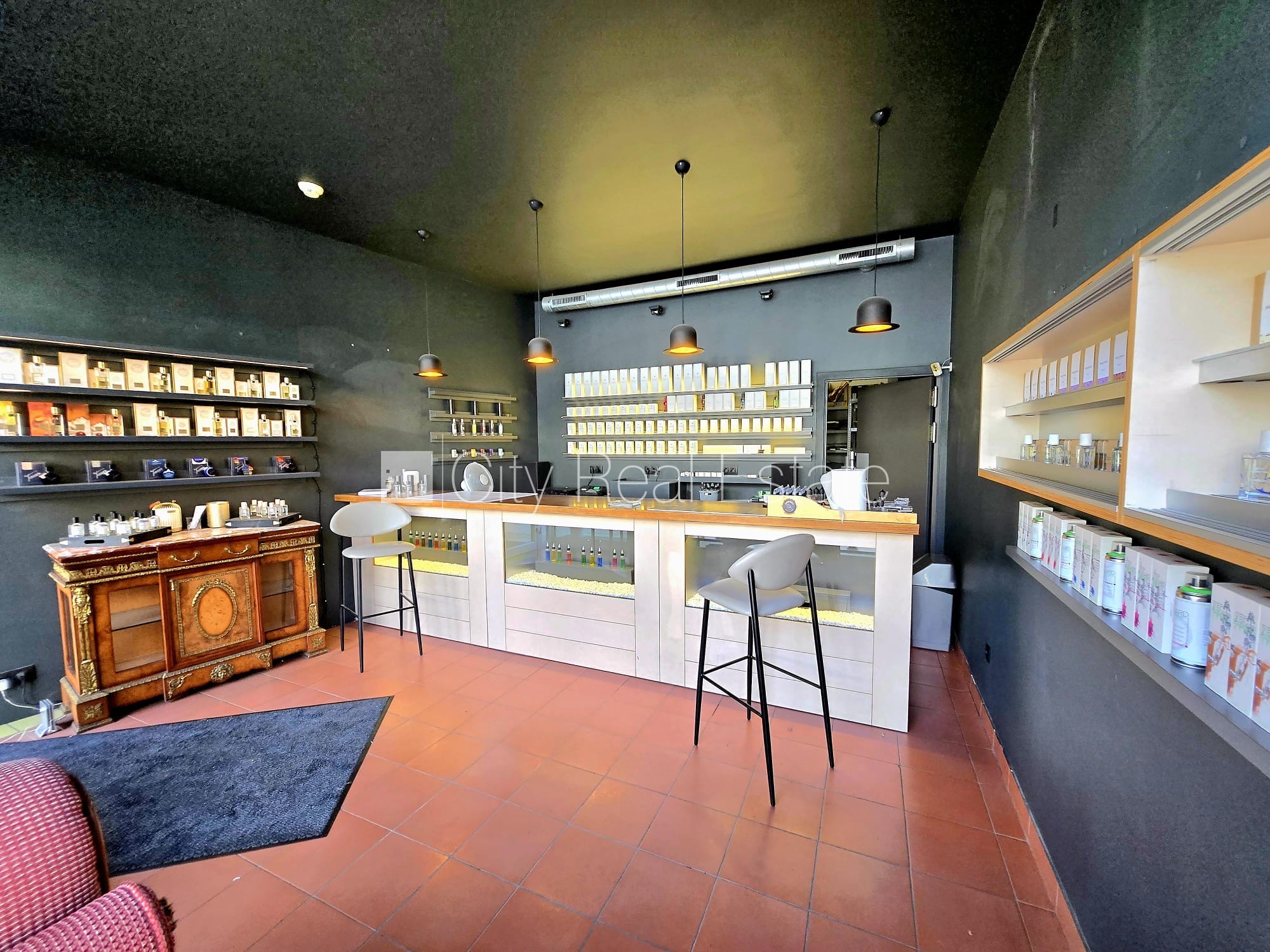 Объявление. Фасадный дом, два входа, газовое отопление, большие витрины, туалет 2,2 м2, проходные / сквозные Цена: 880 EUR/мес. Foto #3