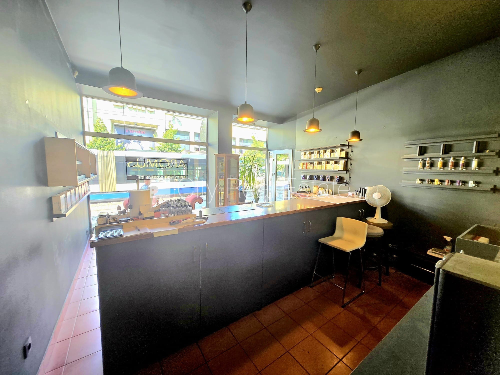 Объявление. Фасадный дом, два входа, газовое отопление, большие витрины, туалет 2,2 м2, проходные / сквозные Цена: 880 EUR/мес. Foto #4