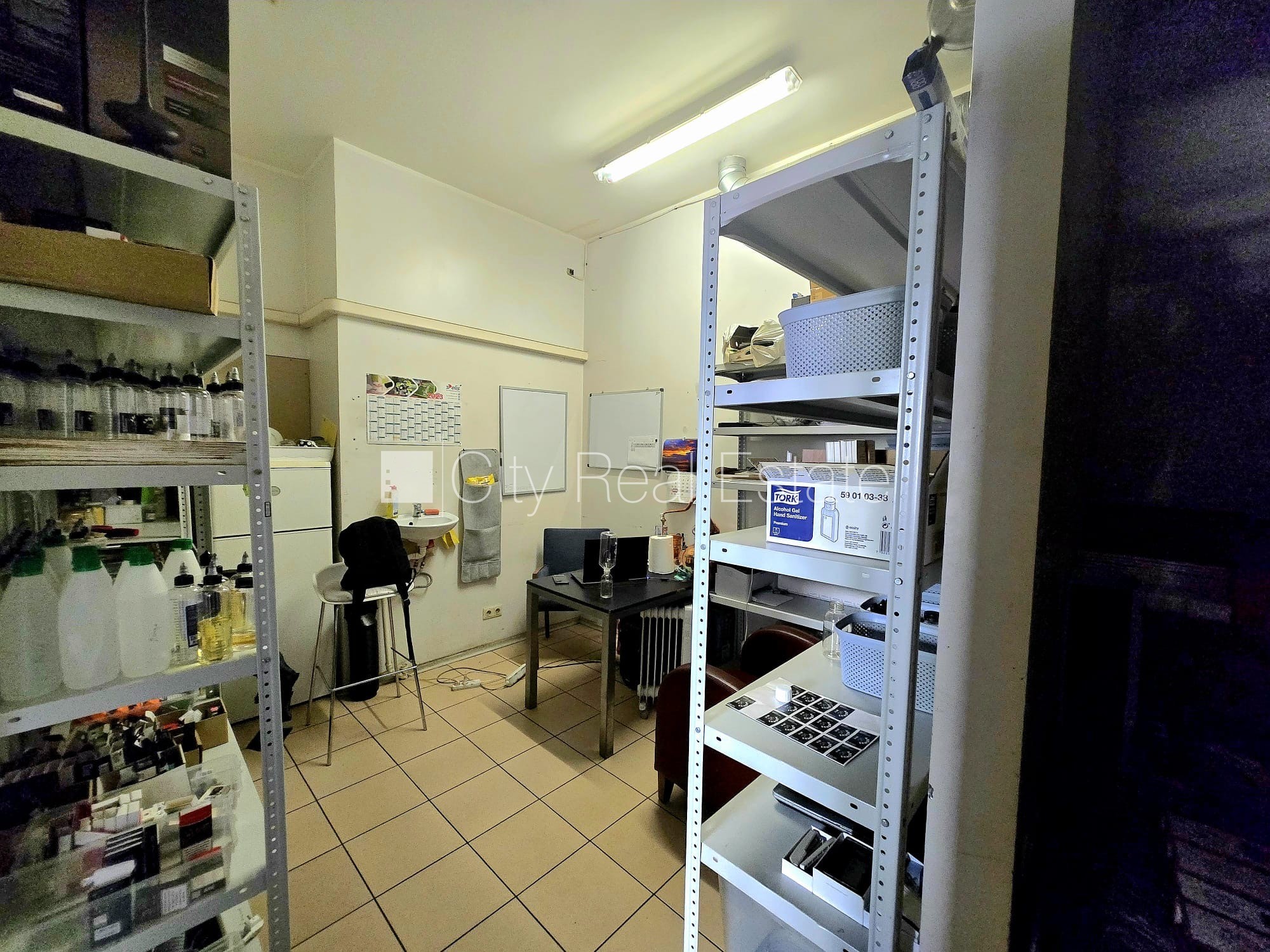 Объявление. Фасадный дом, два входа, газовое отопление, большие витрины, туалет 2,2 м2, проходные / сквозные Цена: 880 EUR/мес. Foto #7