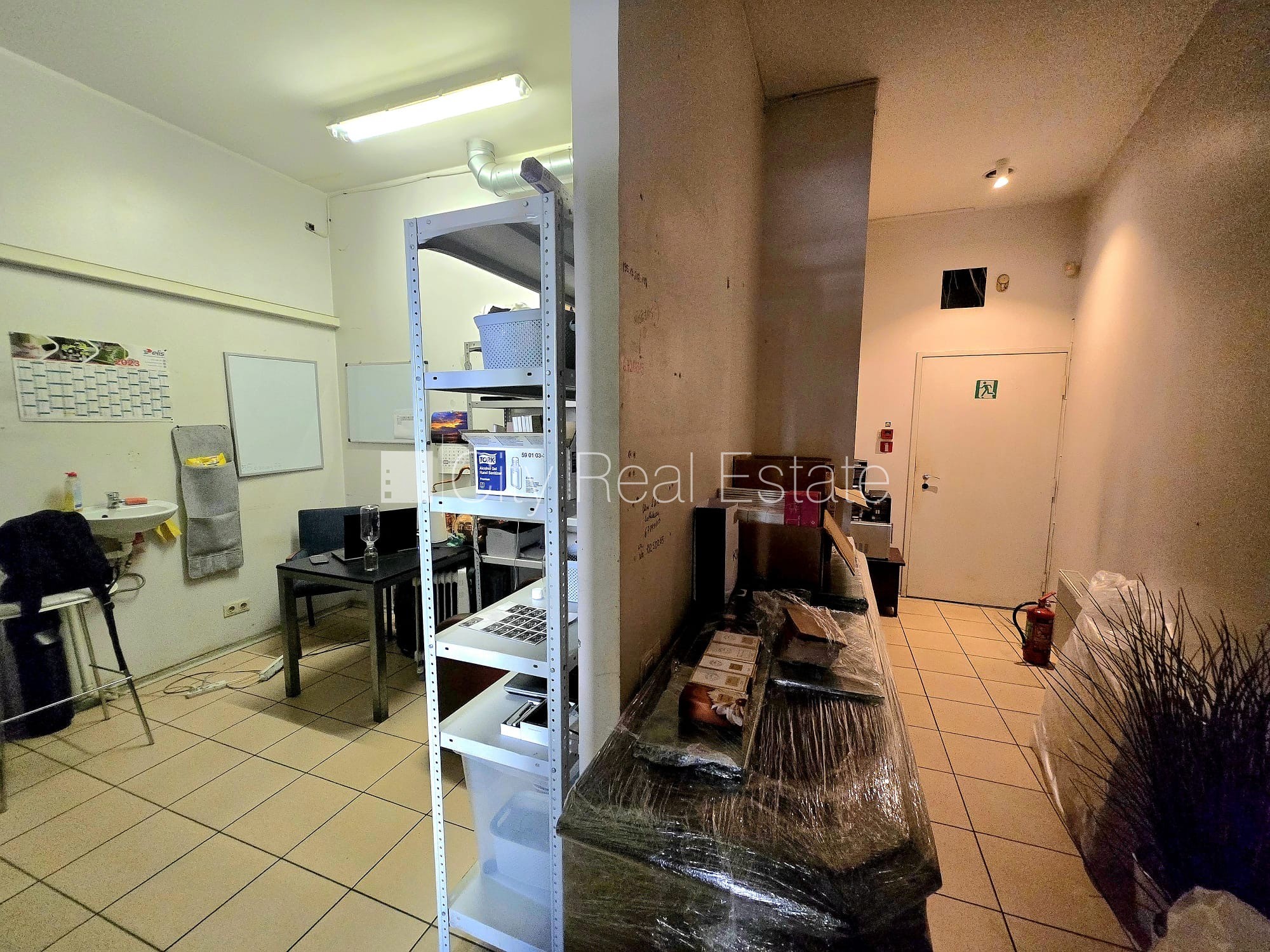 Объявление. Фасадный дом, два входа, газовое отопление, большие витрины, туалет 2,2 м2, проходные / сквозные Цена: 880 EUR/мес. Foto #6