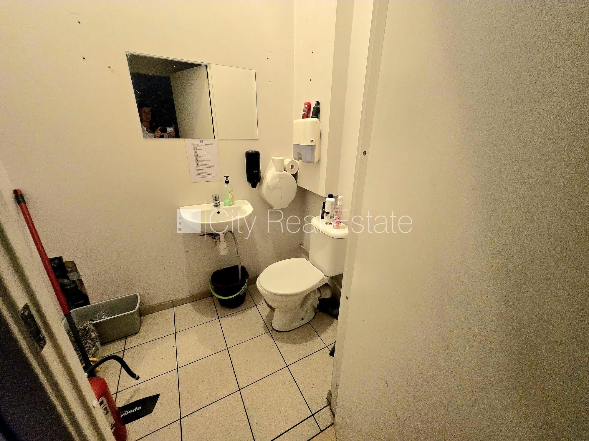 Объявление. Фасадный дом, два входа, газовое отопление, большие витрины, туалет 2,2 м2, проходные / сквозные Цена: 880 EUR/мес. Foto #8