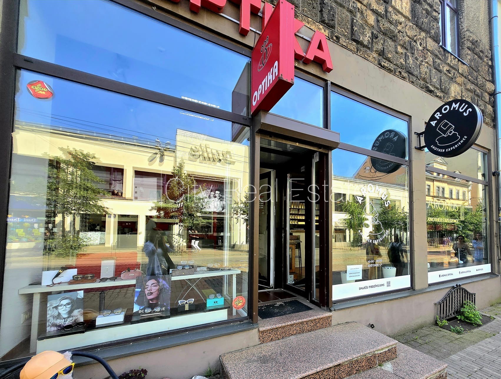 Объявление. Фасадный дом, два входа, газовое отопление, большие витрины, туалет 2,2 м2, проходные / сквозные Цена: 880 EUR/мес. Foto #1