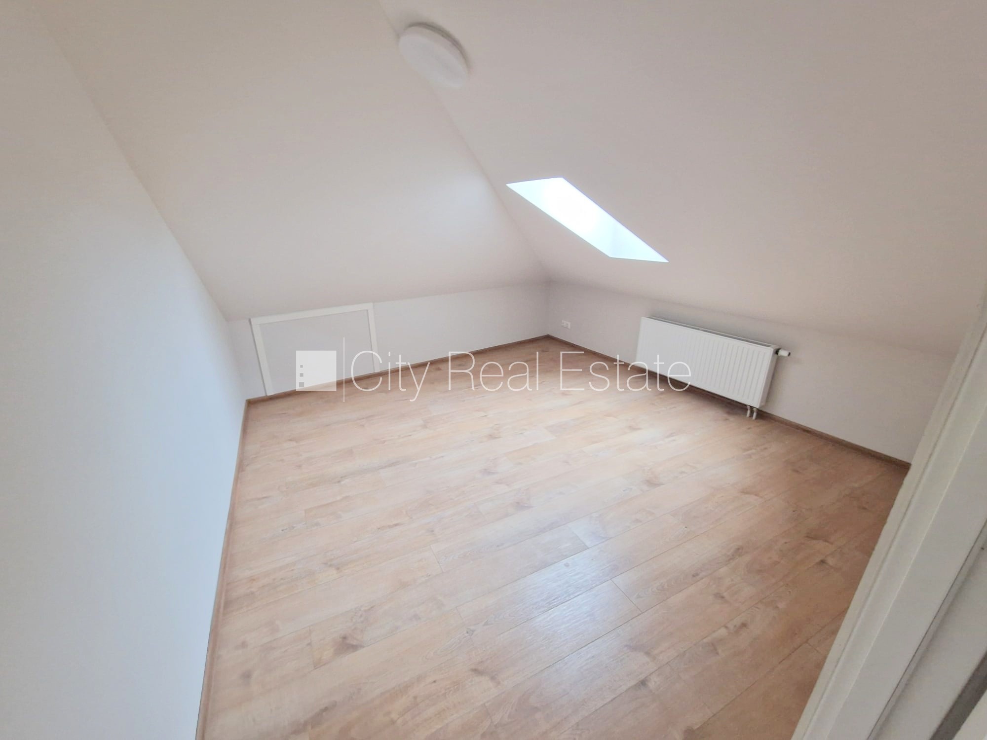 Sludinājumi. Pagalma ēka, renovēta māja, slēgts pagalms, ieeja no ielas un pagalma, mansards, ir lifts, kāpņu Cena: 550 EUR/mēn Foto #5