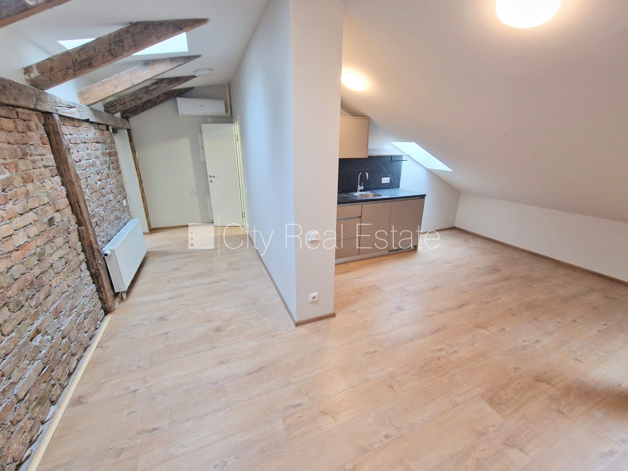 Sludinājumi. Pagalma ēka, renovēta māja, slēgts pagalms, ieeja no ielas un pagalma, mansards, ir lifts, kāpņu Cena: 550 EUR/mēn Foto #2