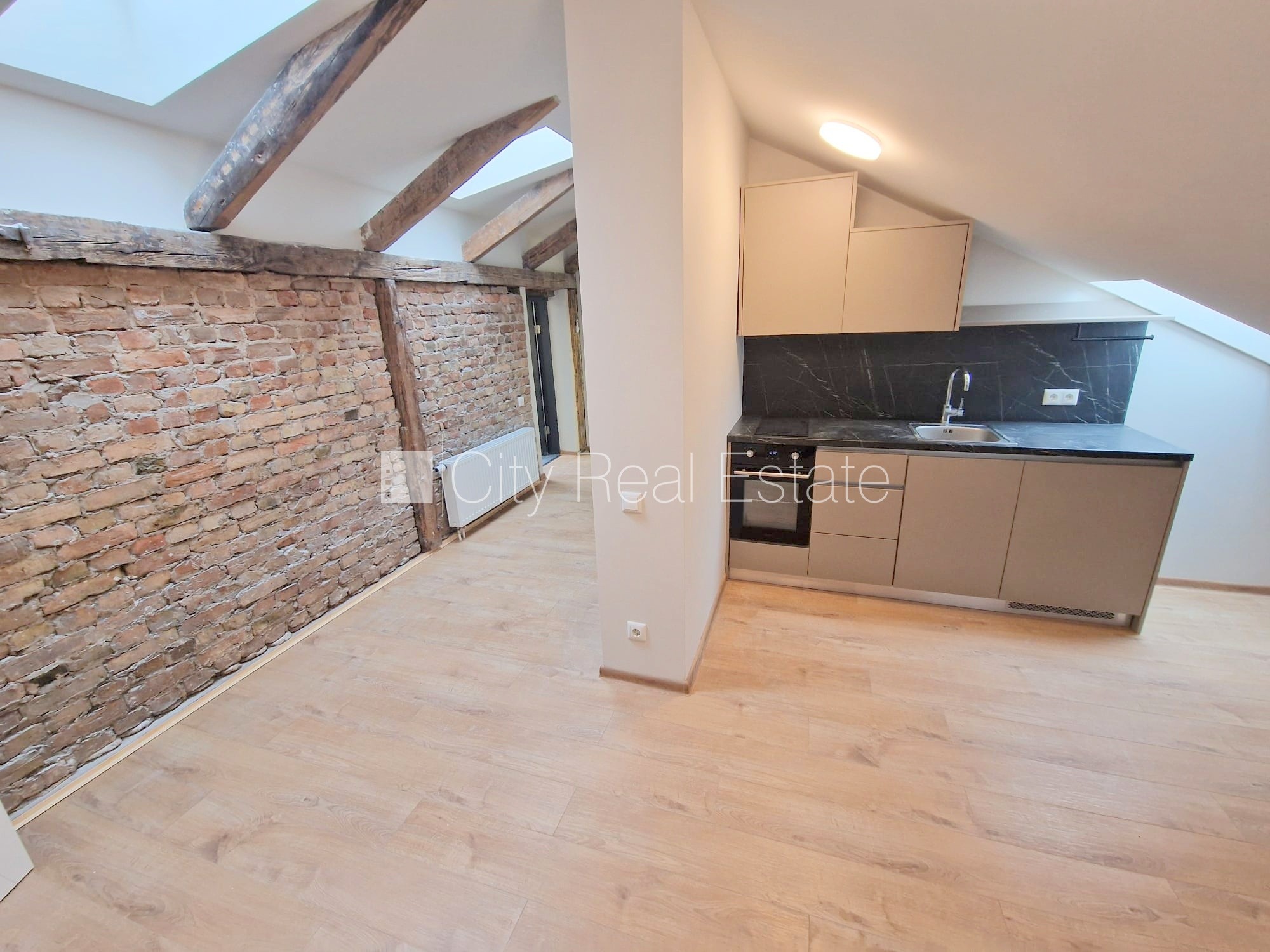 Sludinājumi. Pagalma ēka, renovēta māja, slēgts pagalms, ieeja no ielas un pagalma, mansards, ir lifts, kāpņu Cena: 550 EUR/mēn Foto #1