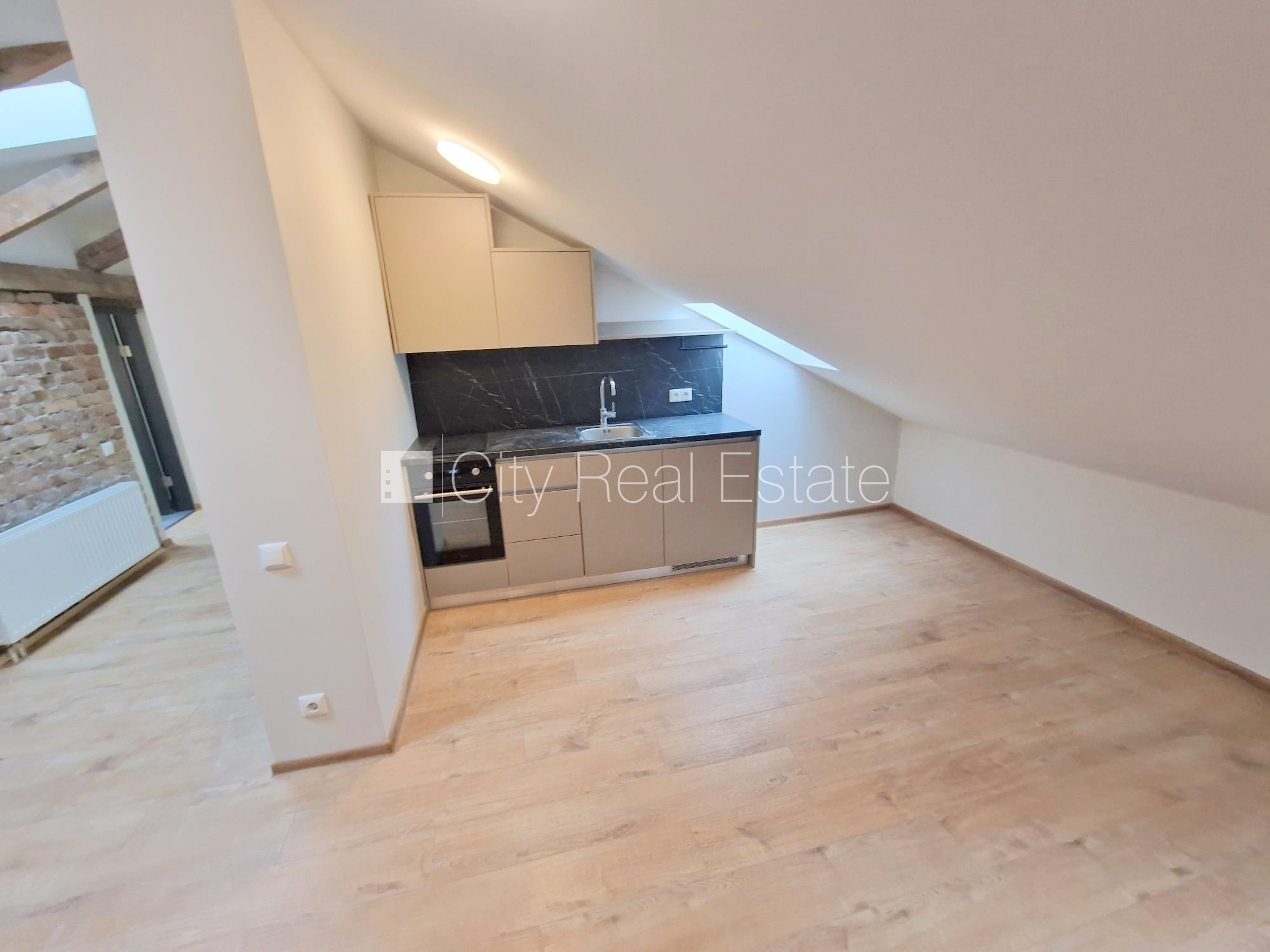 Sludinājumi. Pagalma ēka, renovēta māja, slēgts pagalms, ieeja no ielas un pagalma, mansards, ir lifts, kāpņu Cena: 550 EUR/mēn Foto #3