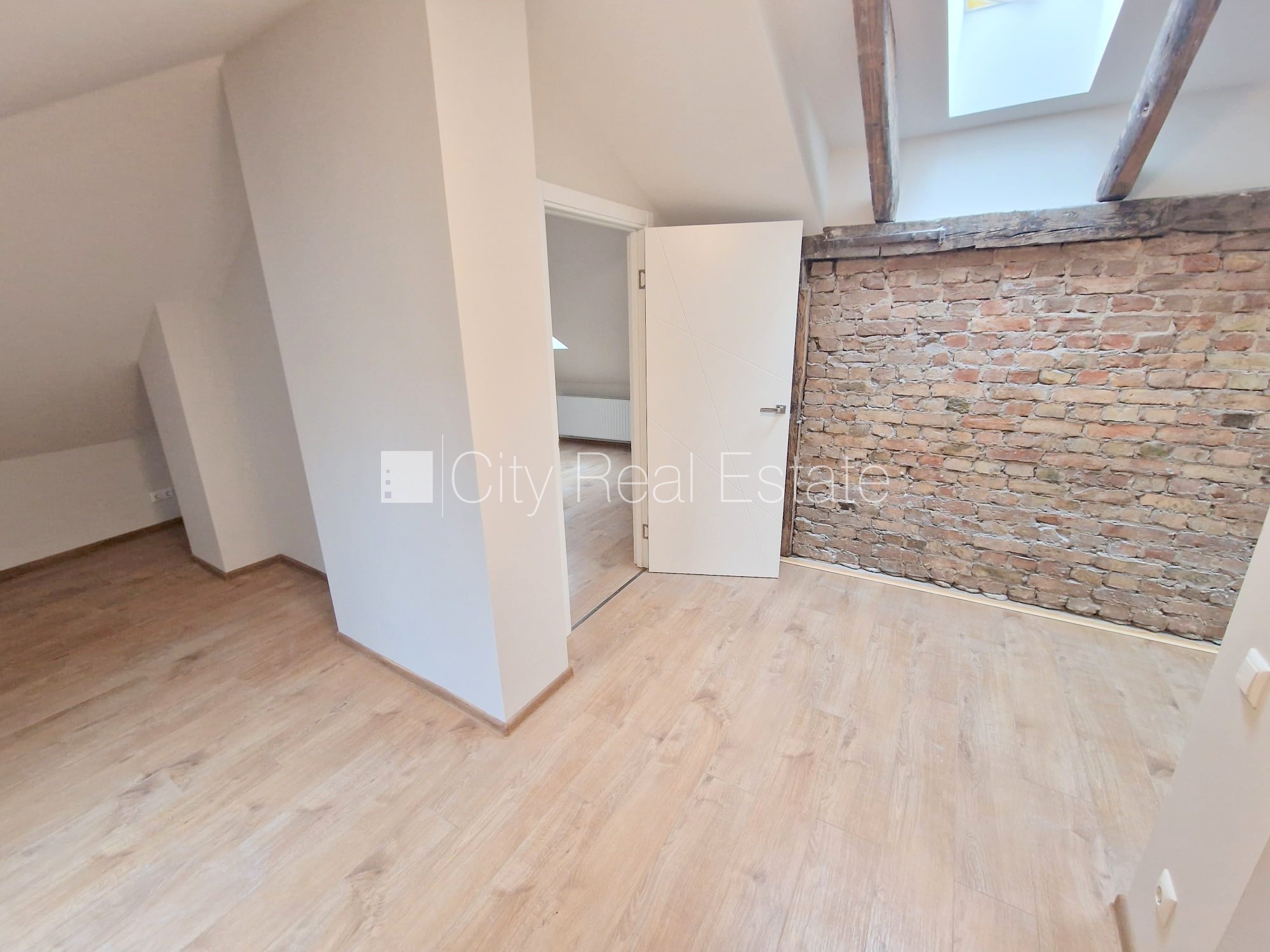 Sludinājumi. Pagalma ēka, renovēta māja, slēgts pagalms, ieeja no ielas un pagalma, mansards, ir lifts, kāpņu Cena: 550 EUR/mēn Foto #4