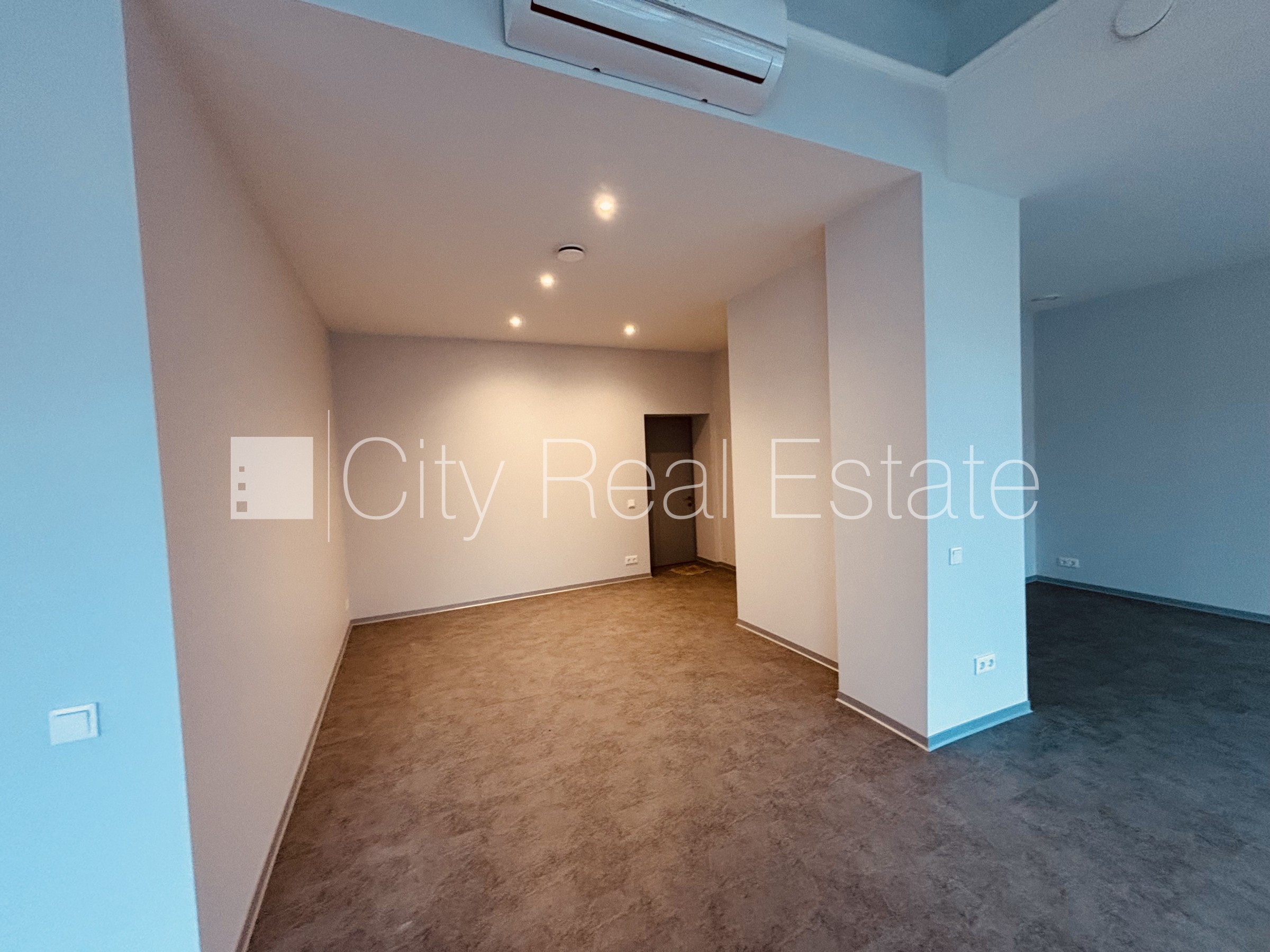 Объявление. Фасадный дом, закрытый двор, отопление - воздушный теплонасос, бойлер для горячей воды, кондиционер Цена: 2635 EUR/мес. Foto #10