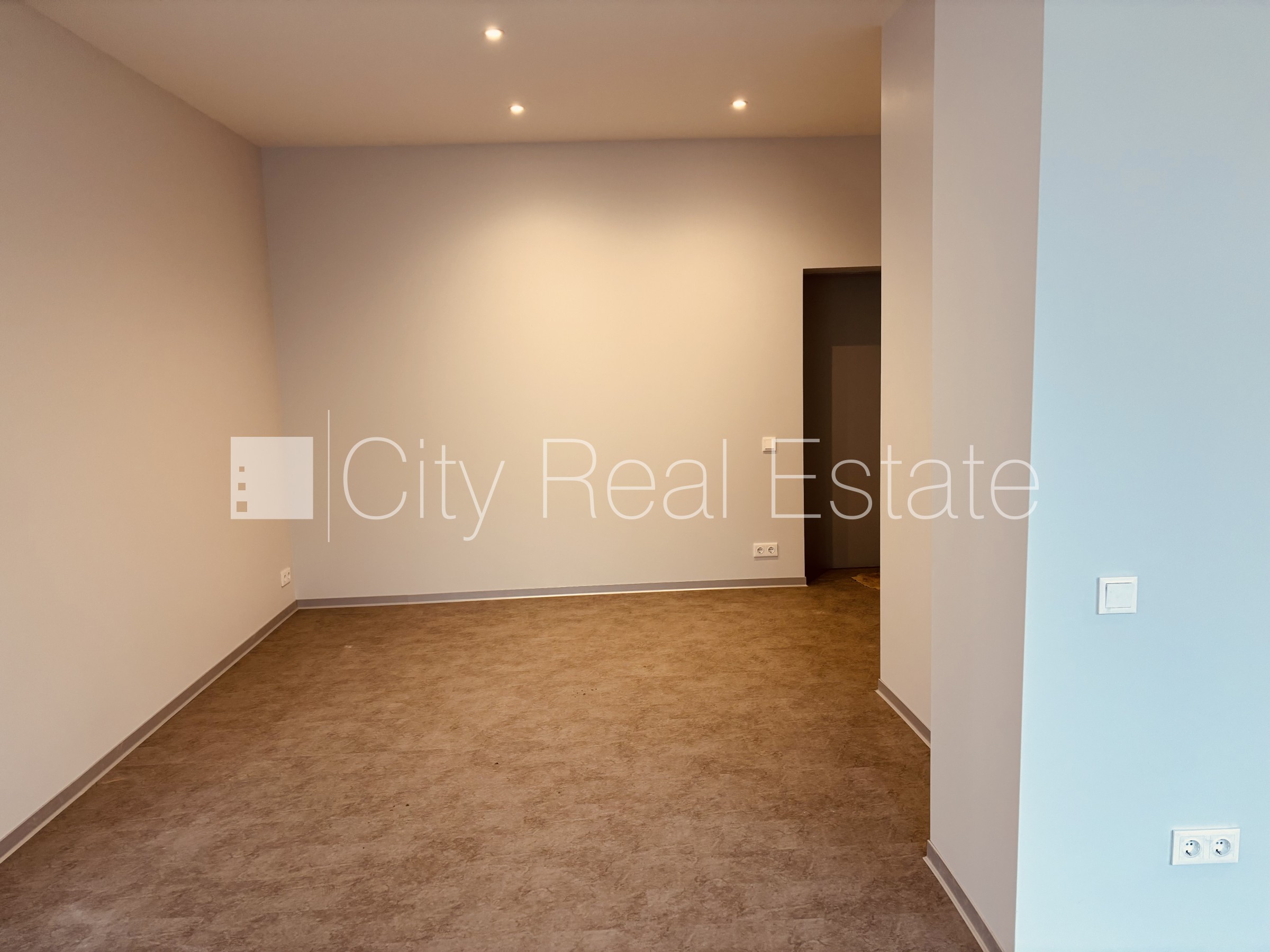 Объявление. Фасадный дом, закрытый двор, отопление - воздушный теплонасос, бойлер для горячей воды, кондиционер Цена: 2635 EUR/мес. Foto #8