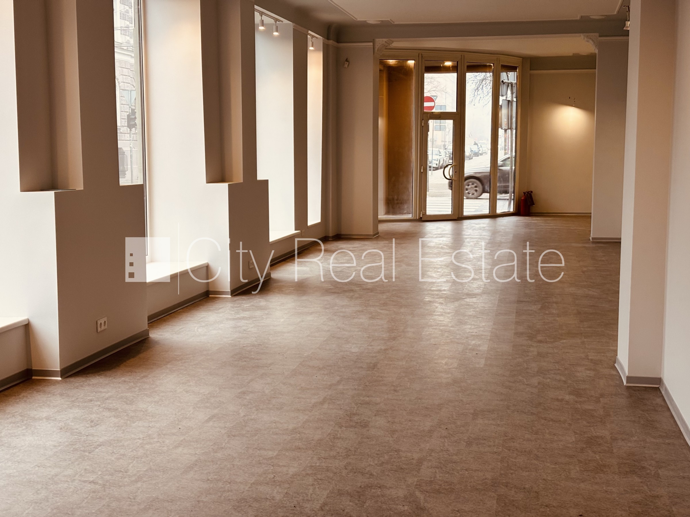 Объявление. Фасадный дом, закрытый двор, отопление - воздушный теплонасос, бойлер для горячей воды, кондиционер Цена: 2635 EUR/мес. Foto #5