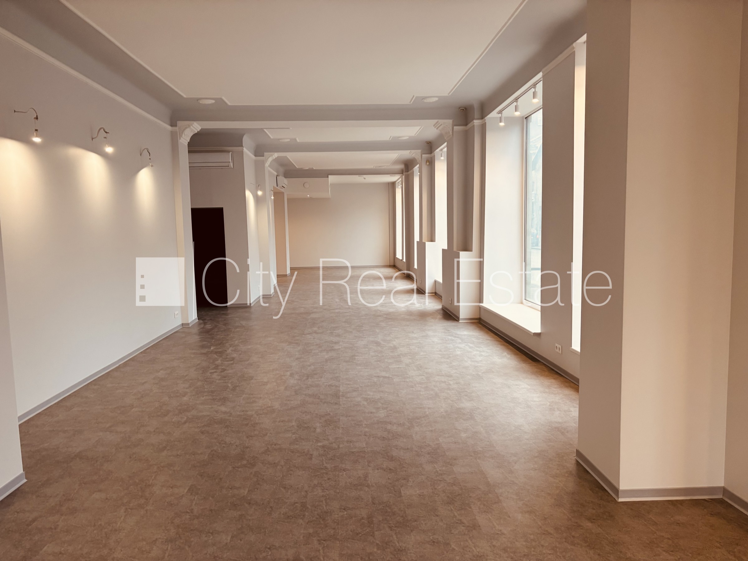 Объявление. Фасадный дом, закрытый двор, отопление - воздушный теплонасос, бойлер для горячей воды, кондиционер Цена: 2635 EUR/мес. Foto #4