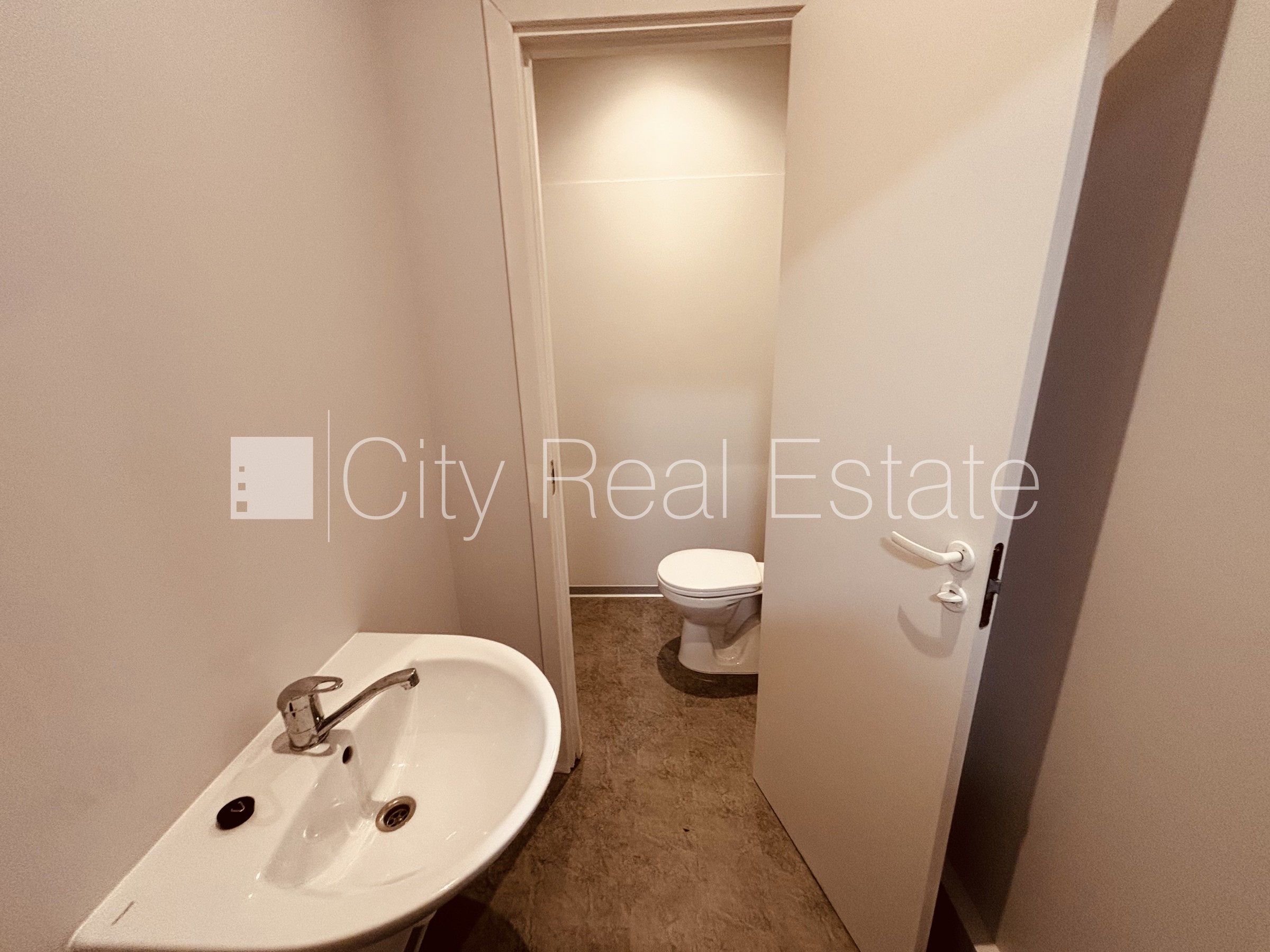 Объявление. Фасадный дом, закрытый двор, отопление - воздушный теплонасос, бойлер для горячей воды, кондиционер Цена: 2635 EUR/мес. Foto #15