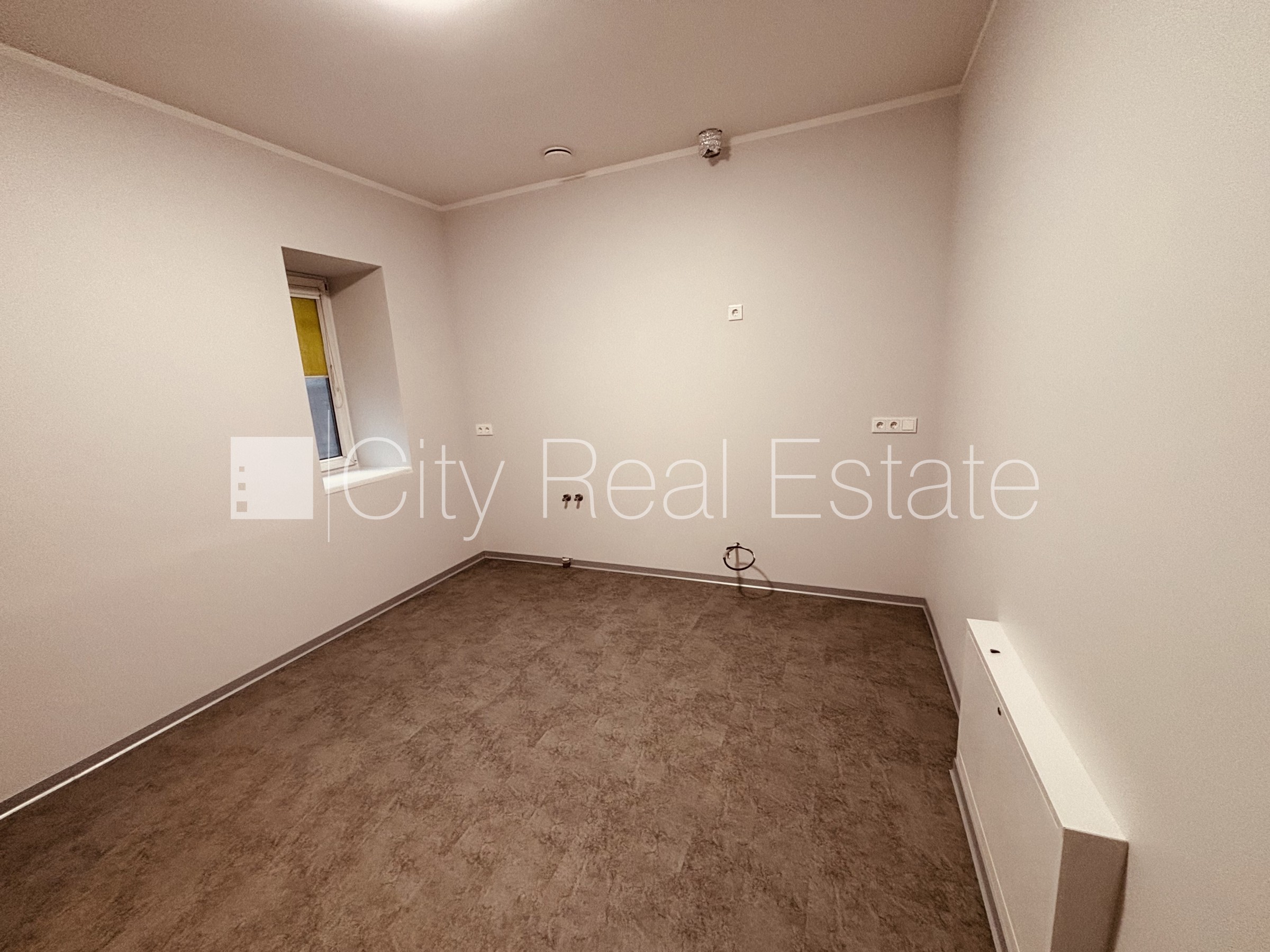 Объявление. Фасадный дом, закрытый двор, отопление - воздушный теплонасос, бойлер для горячей воды, кондиционер Цена: 2635 EUR/мес. Foto #13